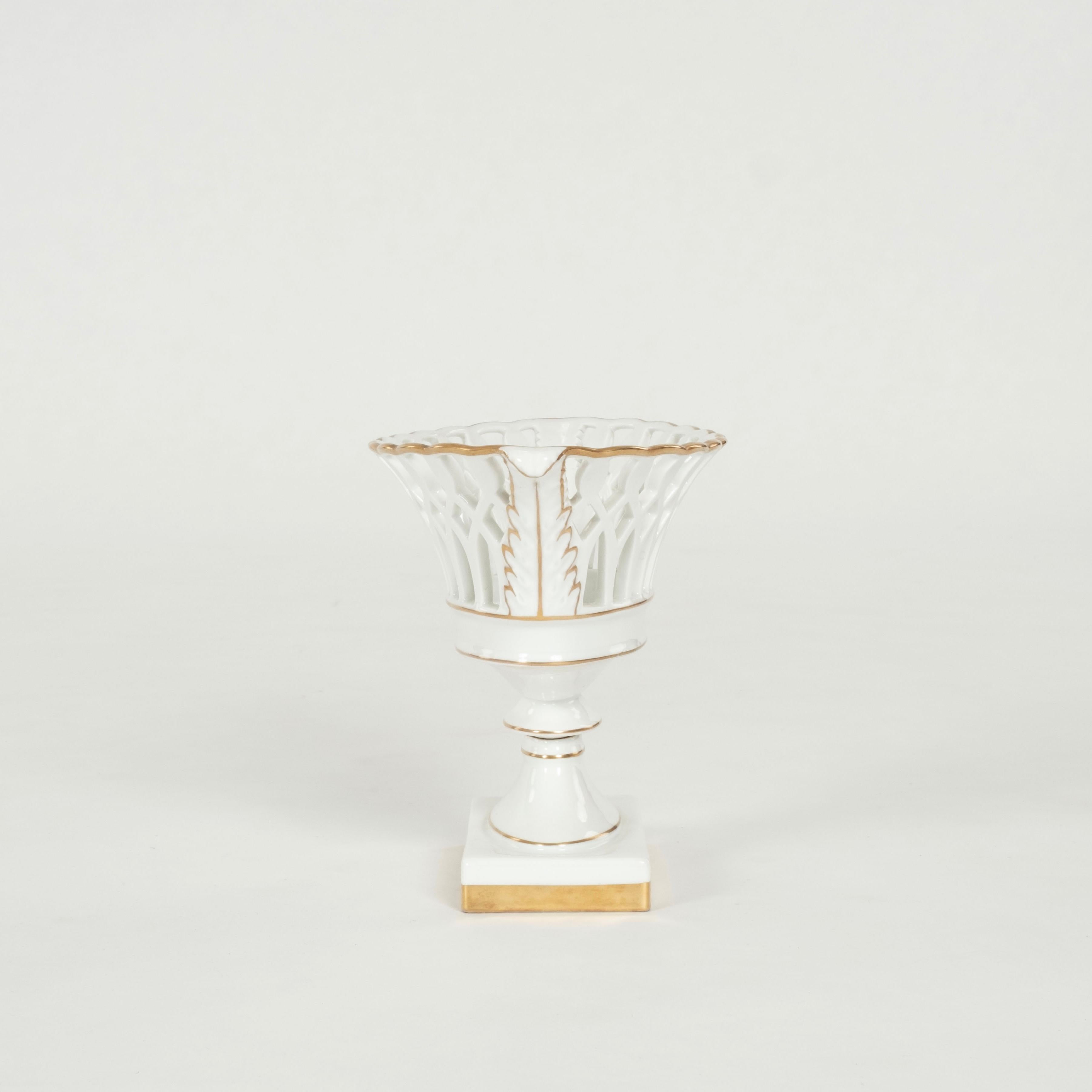 Neoclassico Coppia di vaschette reticolate in porcellana Old Paris del XIX secolo in vendita