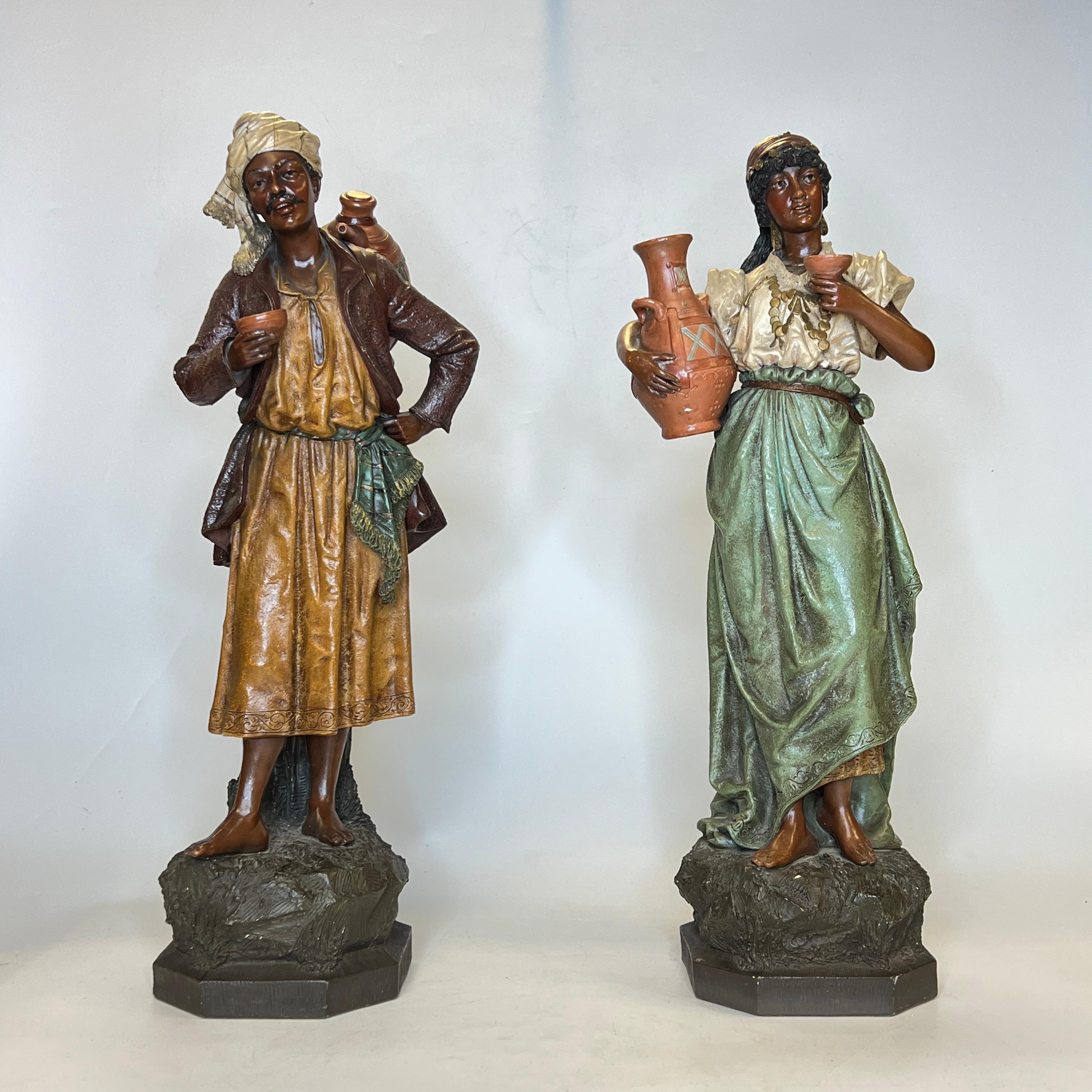 Paar polychrom glasierte Terrakottafiguren aus dem 19. Jahrhundert mit männlichen und weiblichen Mauren des österreichischen Künstlers Johann Maresch (1821-1914).  Jeweils gekennzeichnet mit JM und den Modellnummern 6181 und 6182, jeweils in sehr