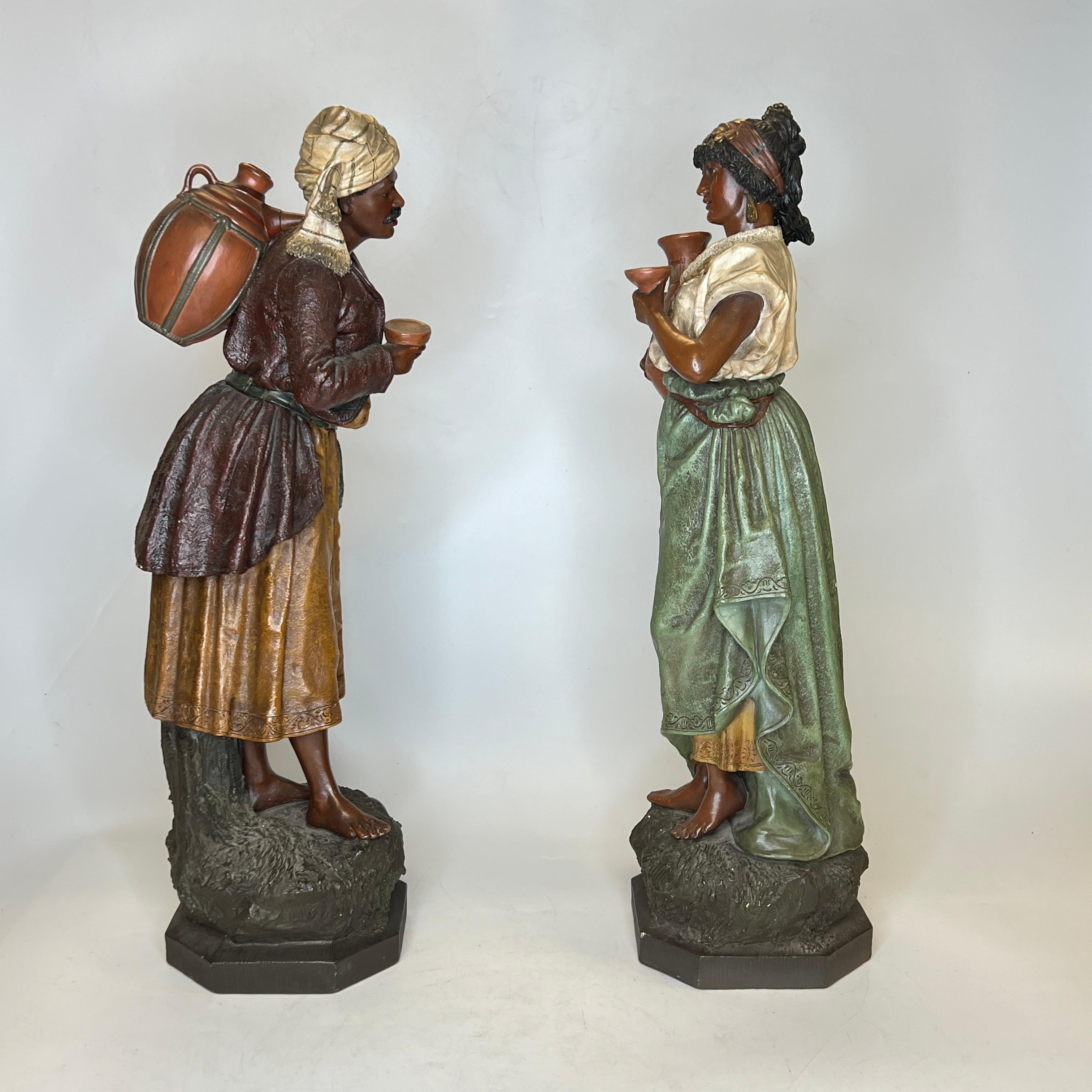 Paar orientalische polychrome Terrakotta-Figuren des 19. (Österreichisch) im Angebot