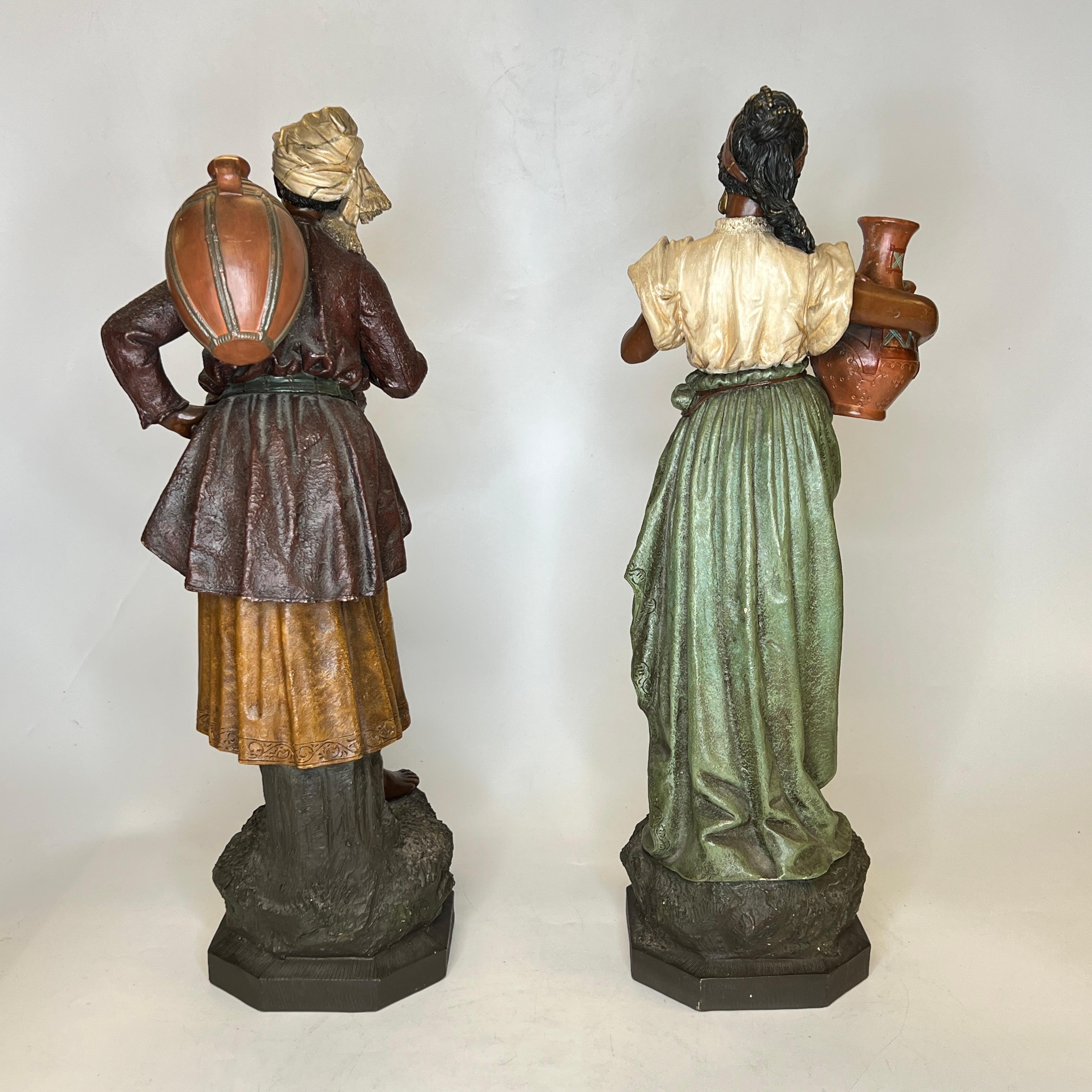 Paar orientalische polychrome Terrakotta-Figuren des 19. (Glasiert) im Angebot