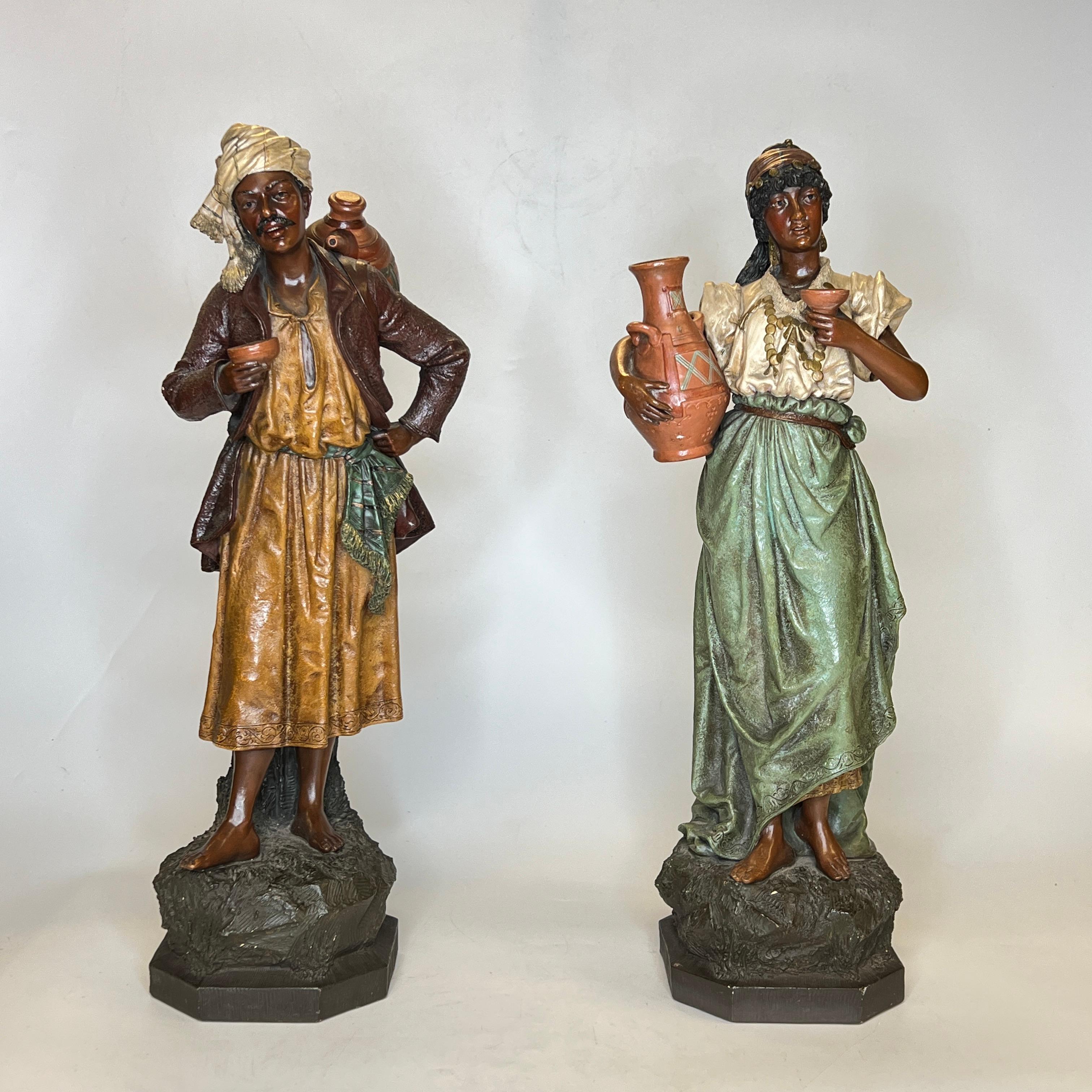 Paar orientalische polychrome Terrakotta-Figuren des 19. (19. Jahrhundert) im Angebot