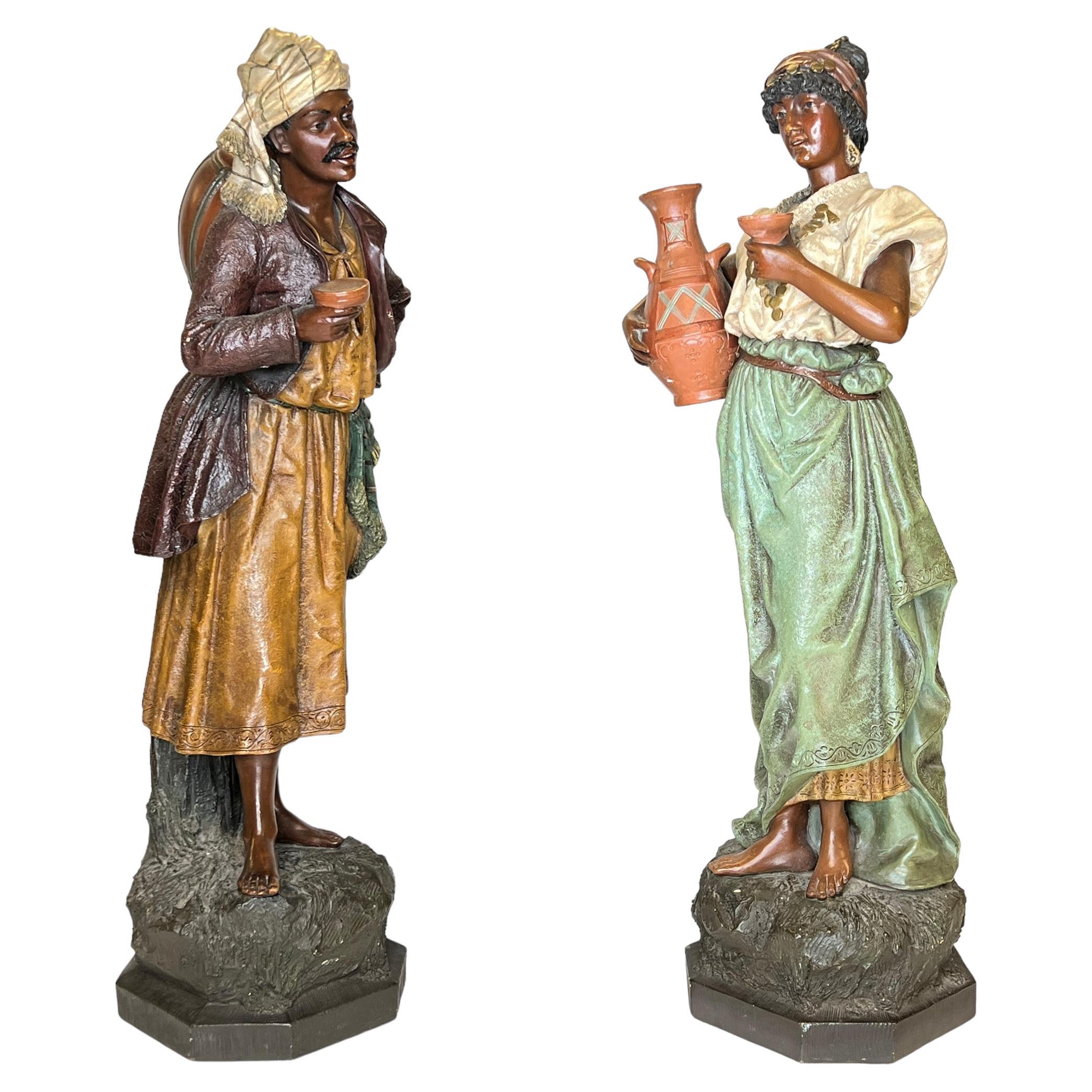Paar orientalische polychrome Terrakotta-Figuren des 19. im Angebot