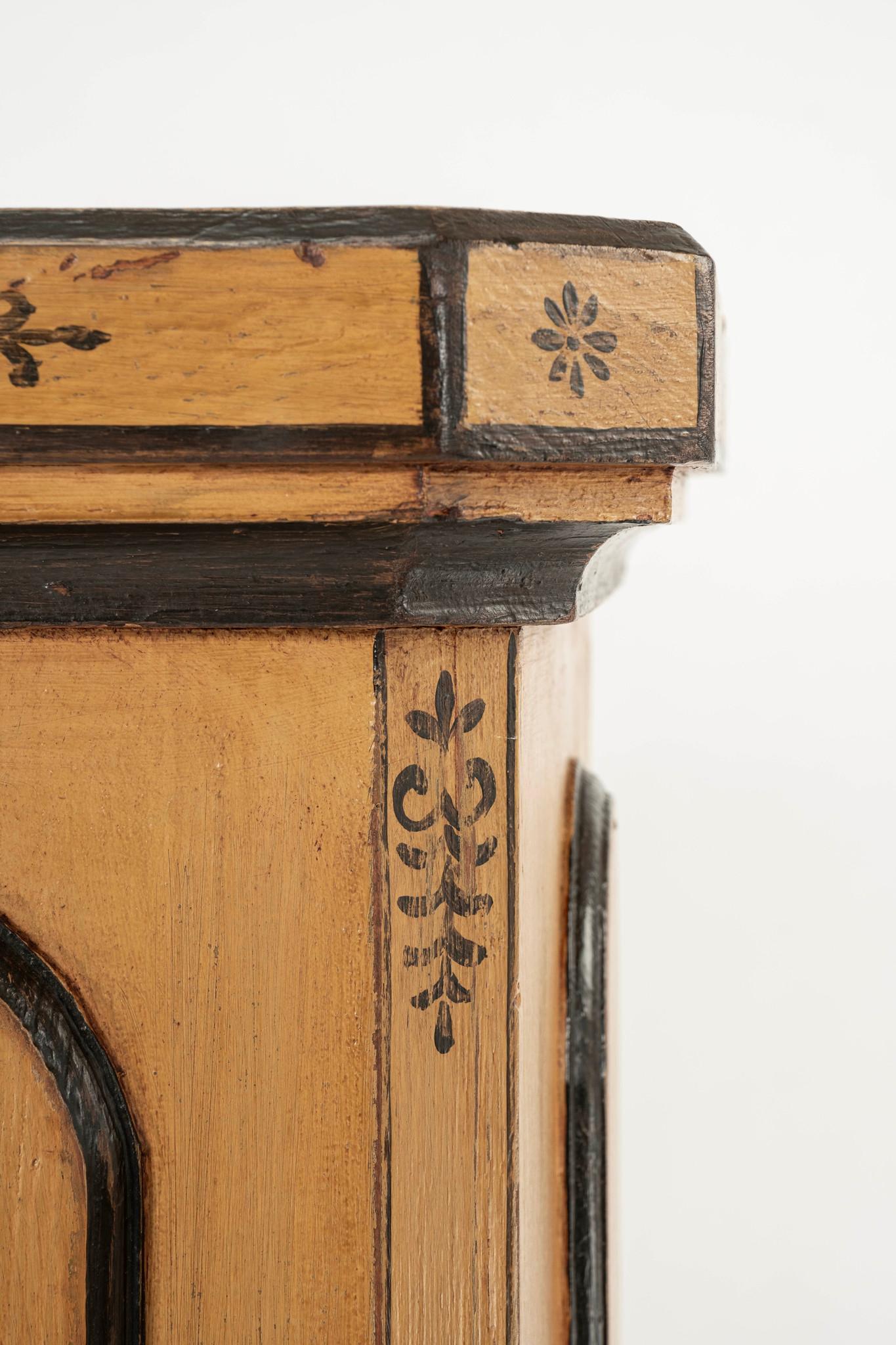 Pareja de pedestales de columna Charles X pintados del siglo XIX en venta 3