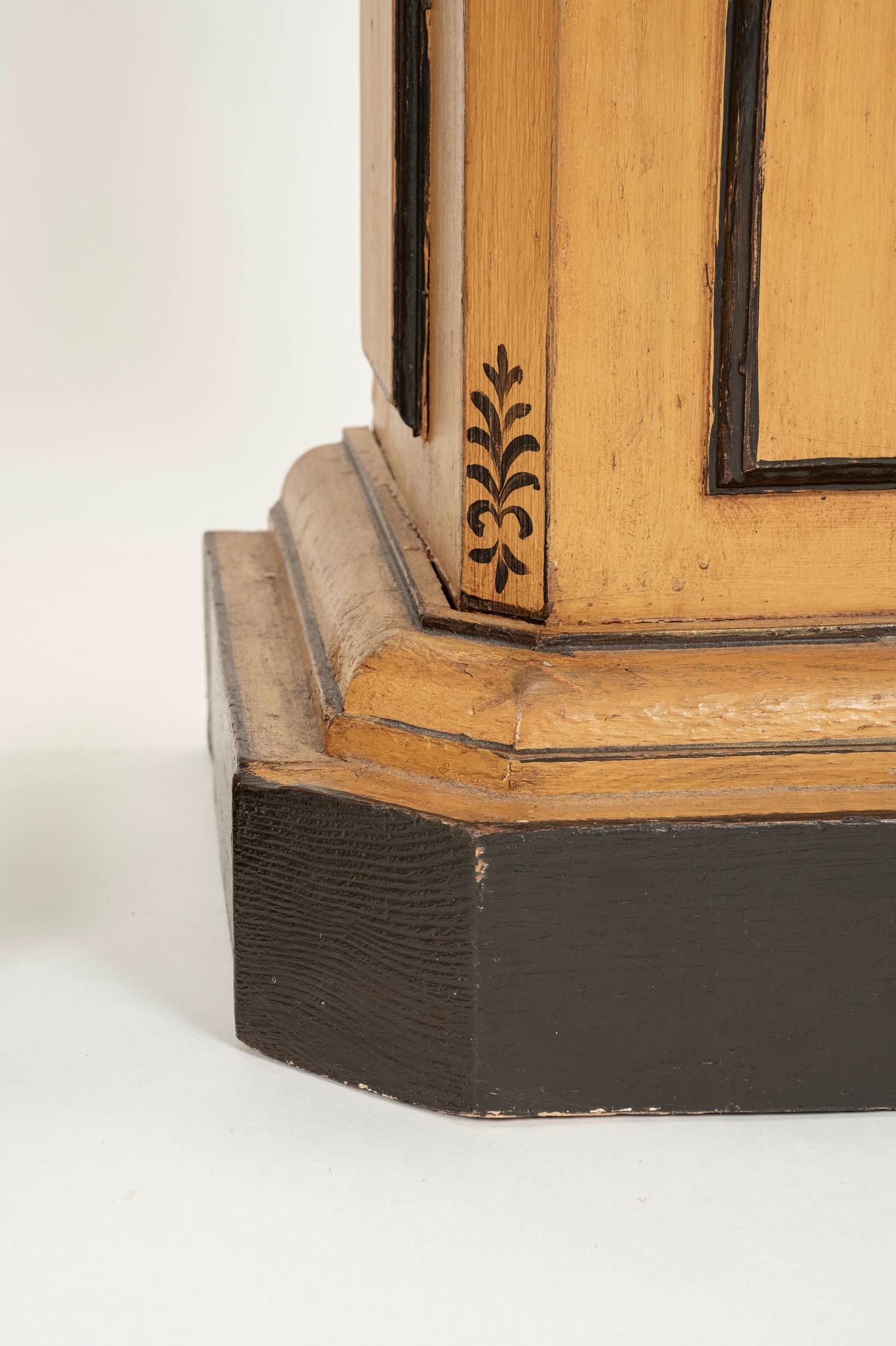 Pareja de pedestales de columna Charles X pintados del siglo XIX en venta 4