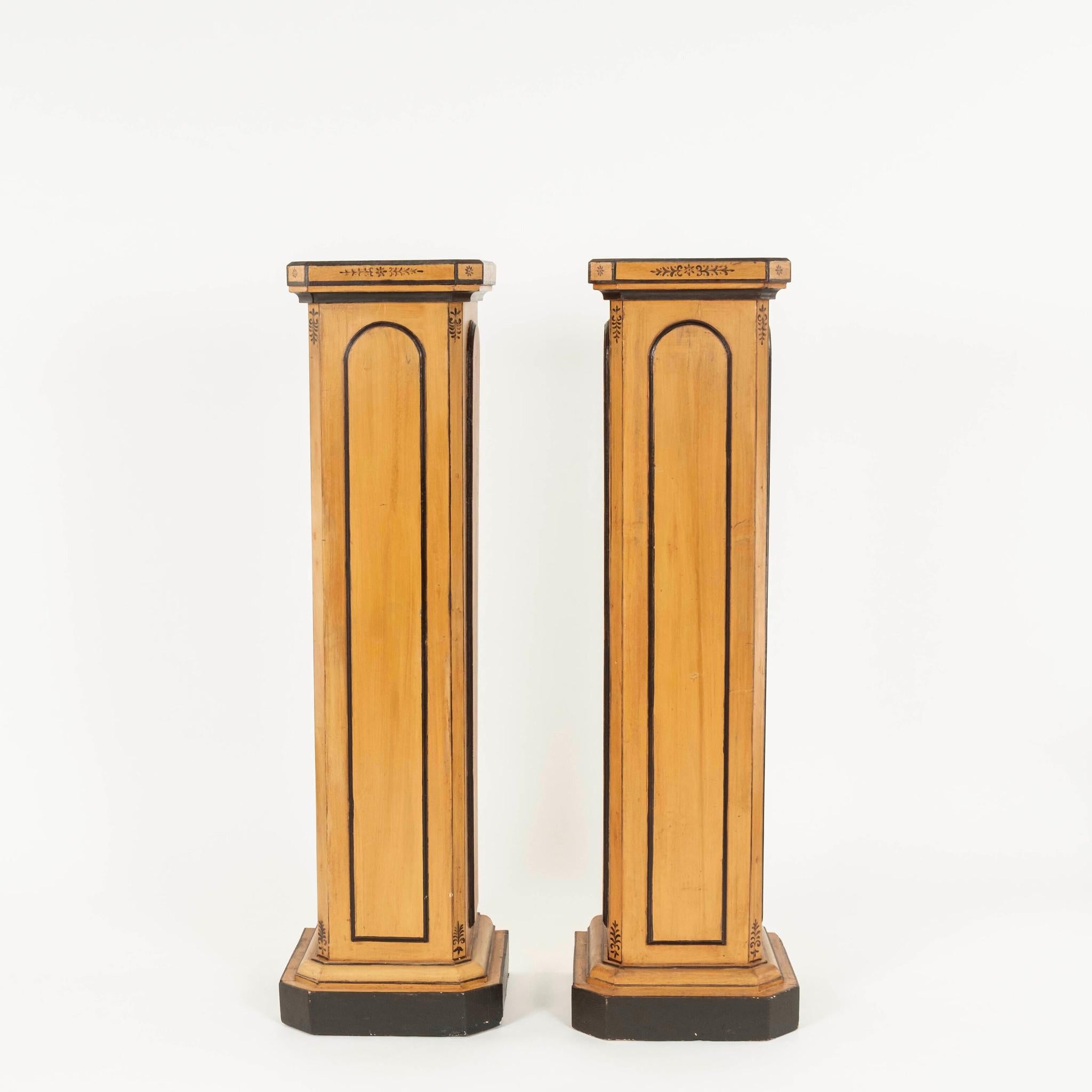 Pareja de pedestales de columna de madera pintada Charles X, franceses, del siglo XIX. Esta encantadora pareja presenta paneles arqueados en relieve acentuados con detalles de adornos pintados en oscuro.