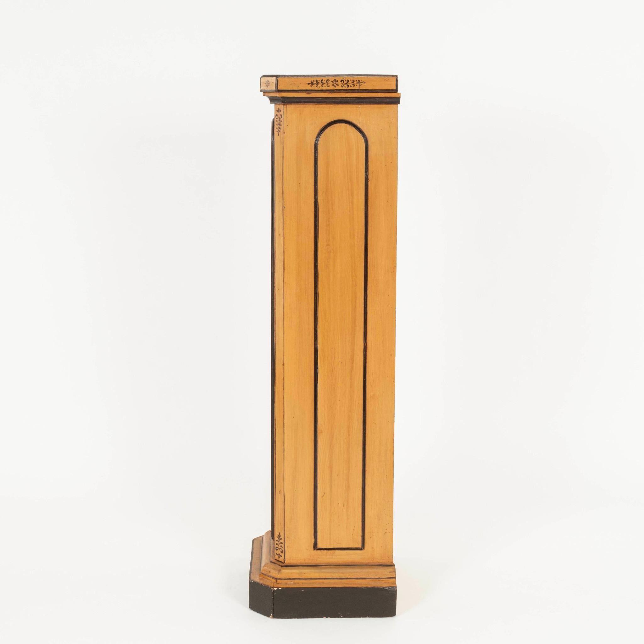 Pareja de pedestales de columna Charles X pintados del siglo XIX Carlos X en venta
