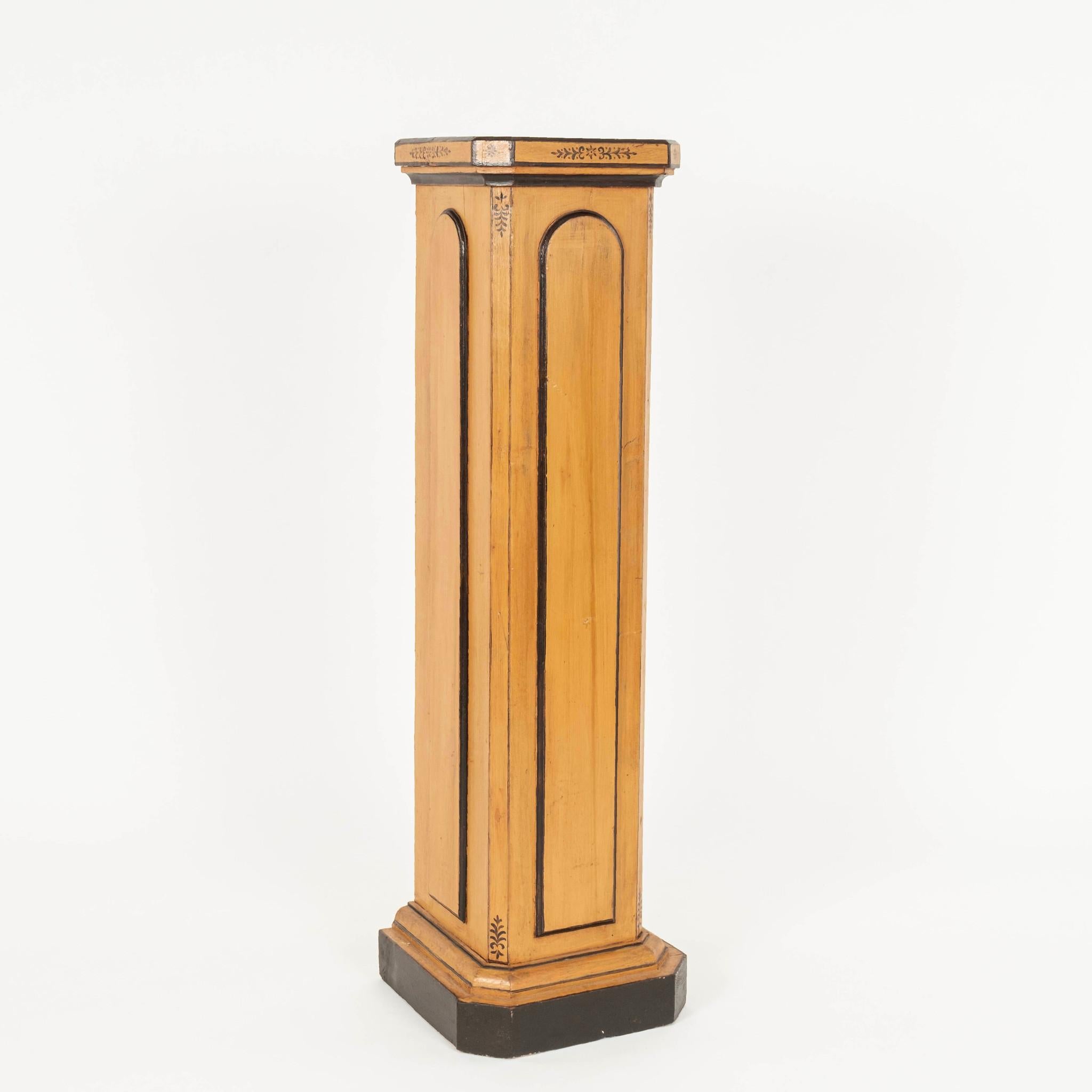 Pareja de pedestales de columna Charles X pintados del siglo XIX Francés en venta