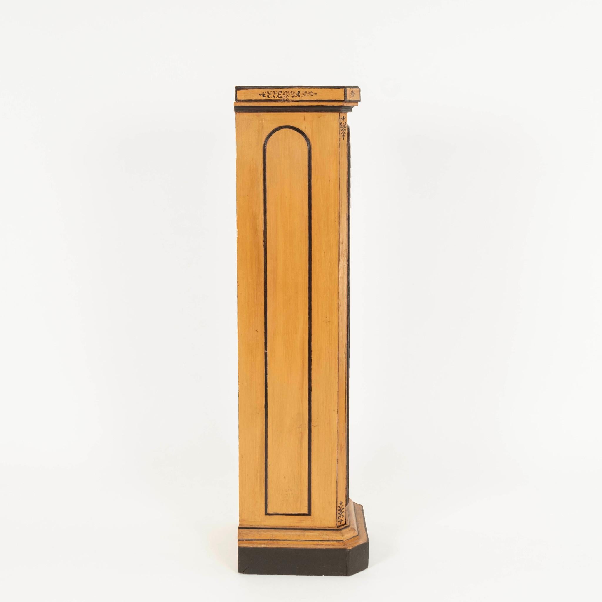 Pareja de pedestales de columna Charles X pintados del siglo XIX en Bueno estado para la venta en Houston, TX