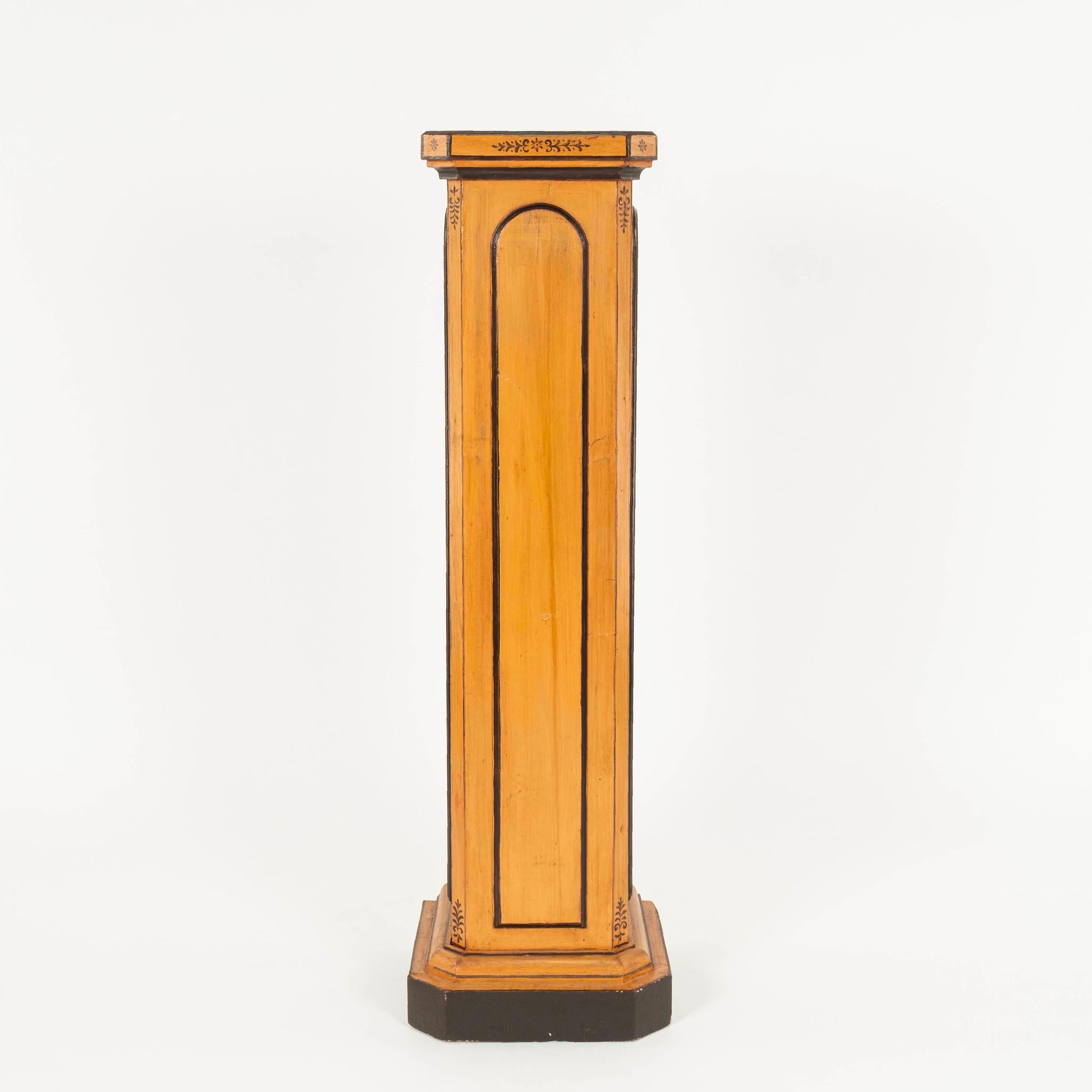 Pareja de pedestales de columna Charles X pintados del siglo XIX Madera en venta