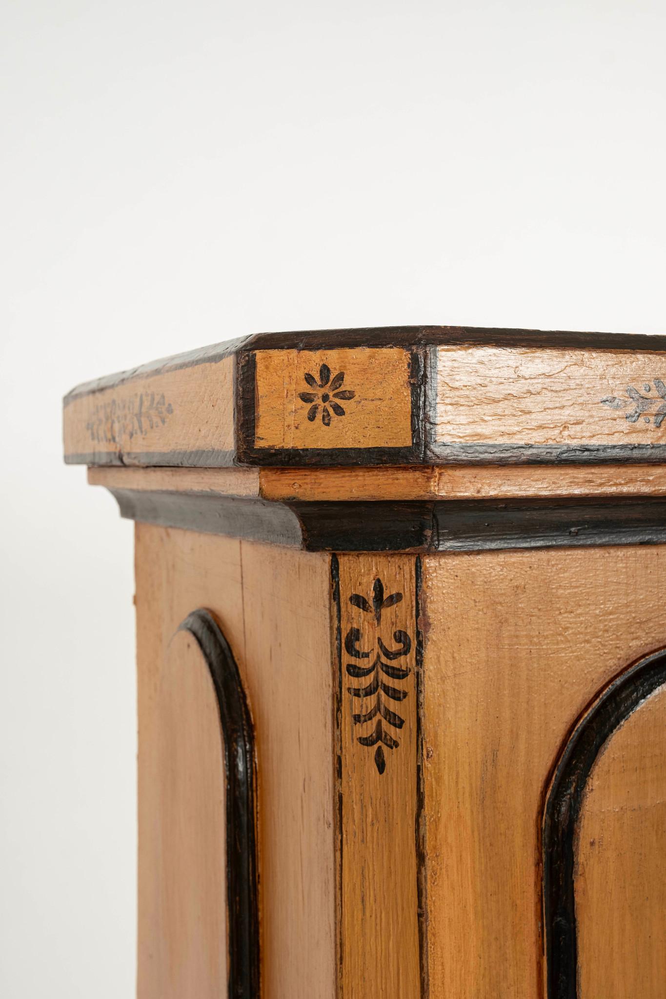 Pareja de pedestales de columna Charles X pintados del siglo XIX en venta 1