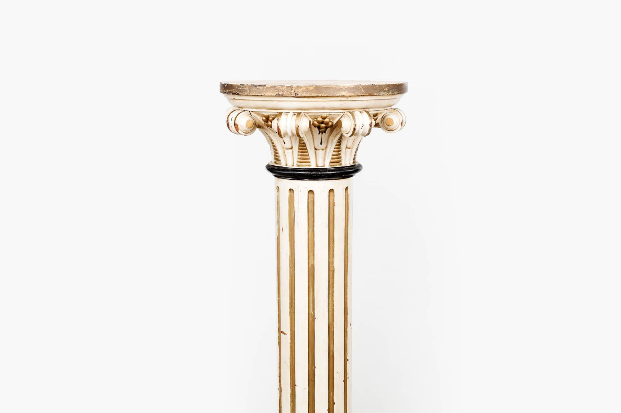 Paar korinthische Säulensockel aus bemalter Kiefer des 19. (Grand Tour) im Angebot