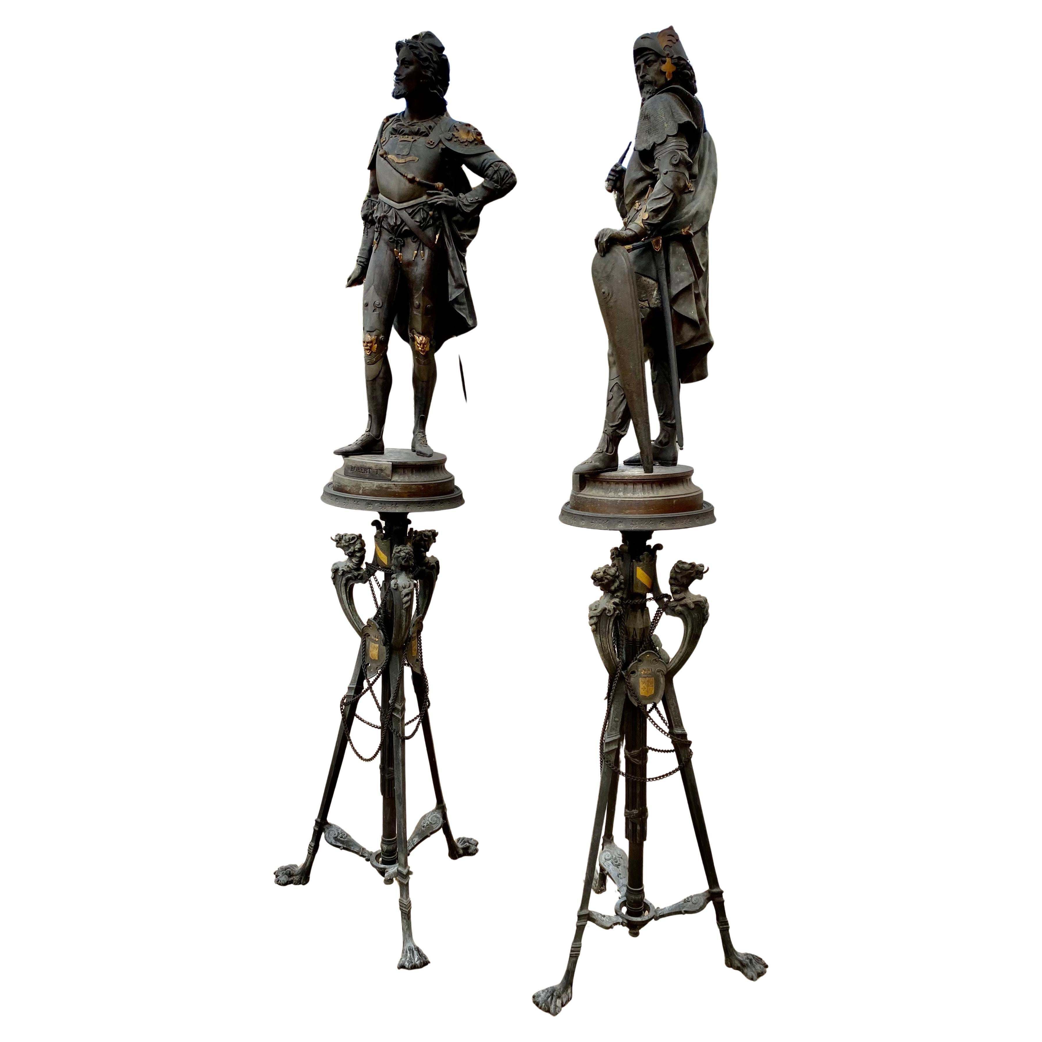Paire de statues médiévales de Roland et Robert Ier du 19ème siècle sur pied