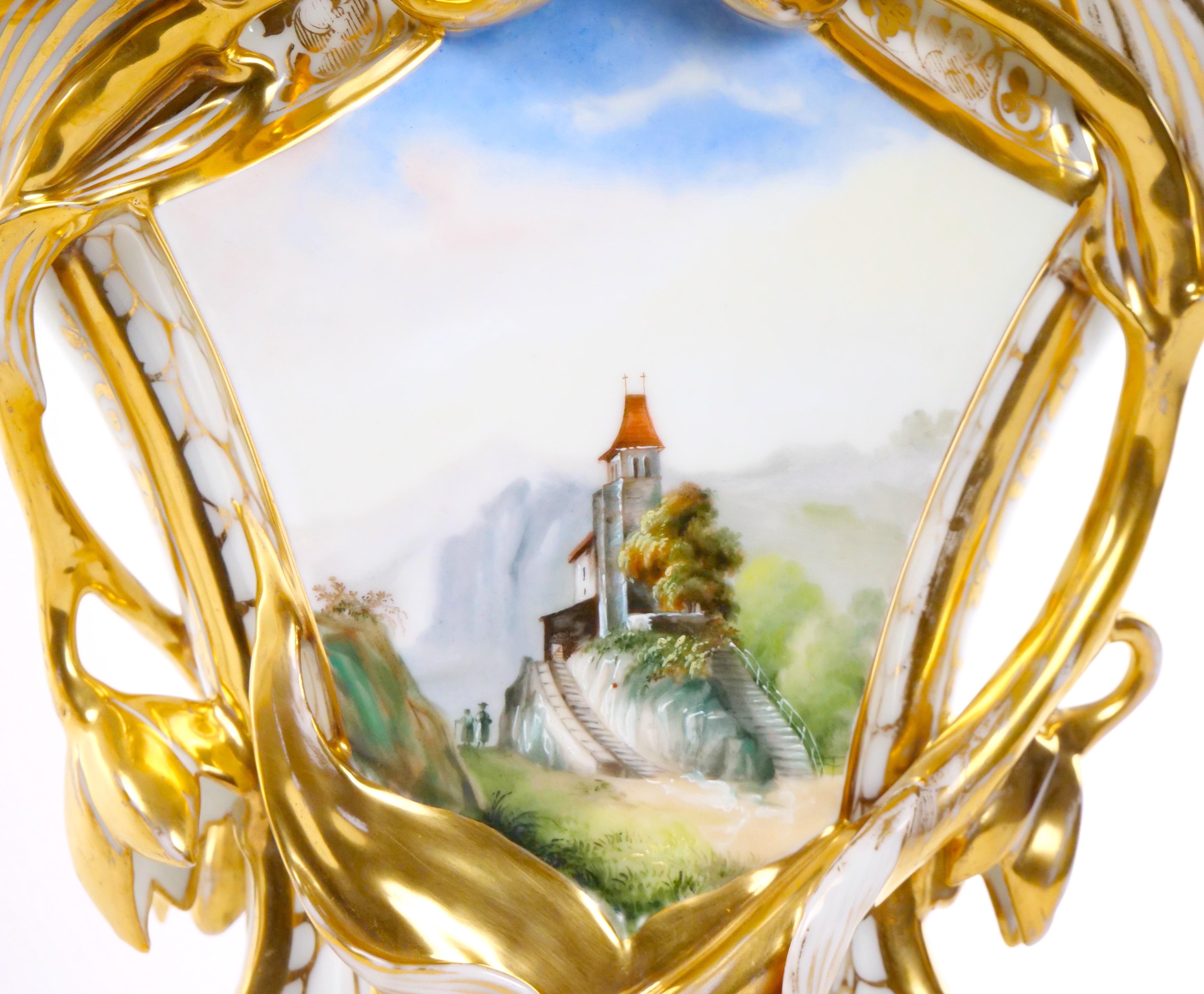 Jarrones Decorativos de Porcelana de París Dorados y Pintados a Mano del Siglo XIX en venta 6
