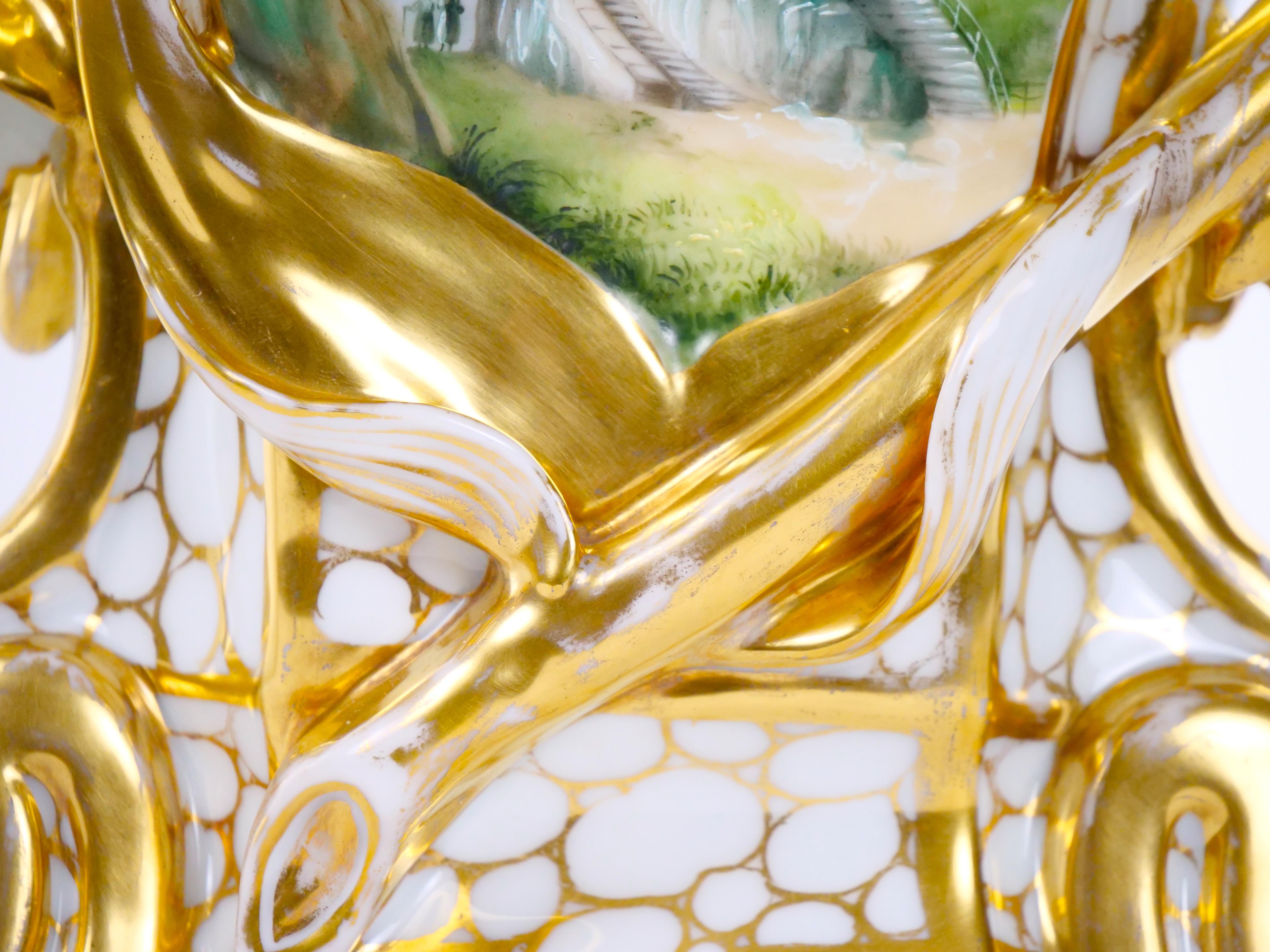 Jarrones Decorativos de Porcelana de París Dorados y Pintados a Mano del Siglo XIX en venta 7