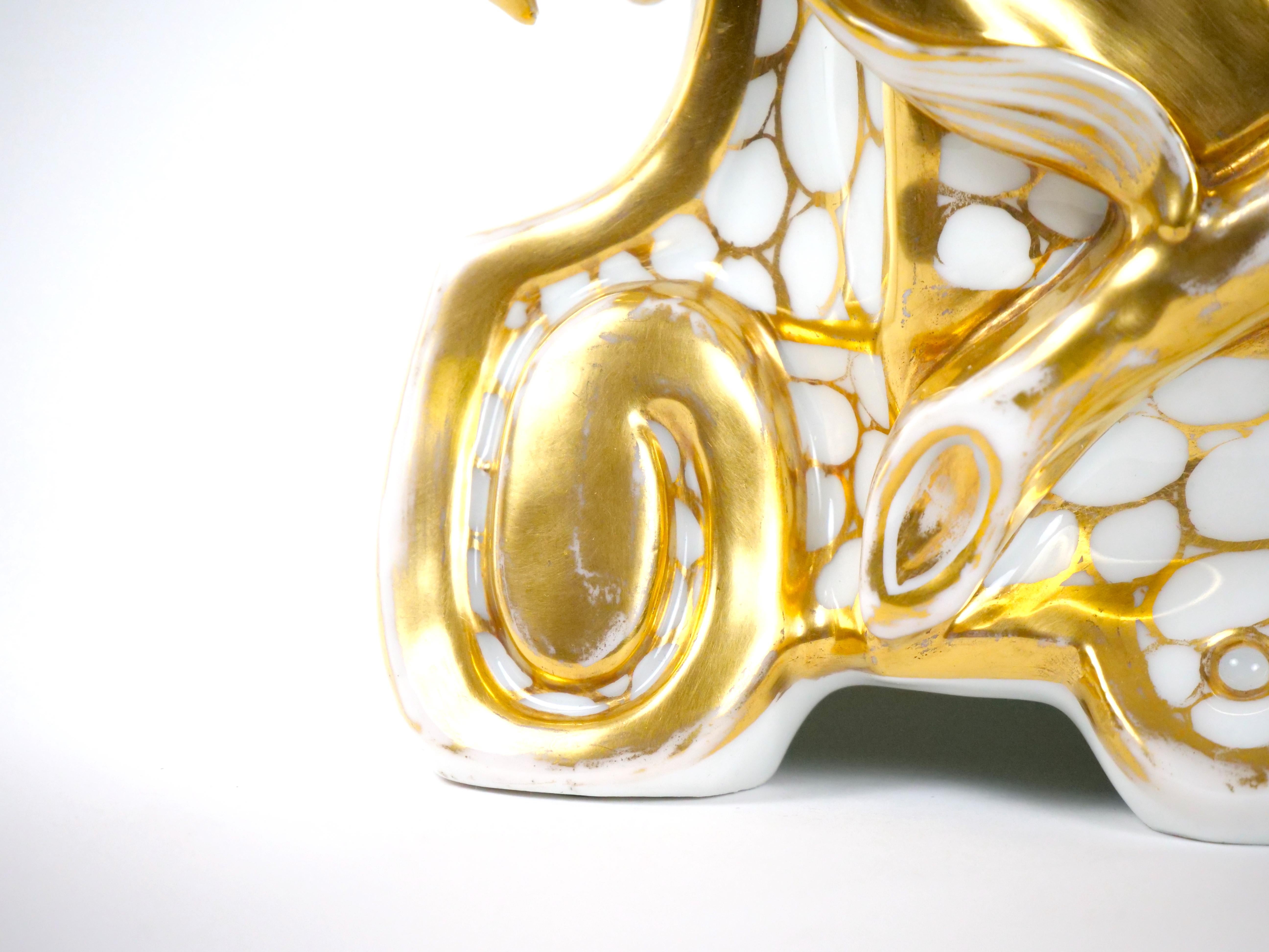 Jarrones Decorativos de Porcelana de París Dorados y Pintados a Mano del Siglo XIX en venta 8