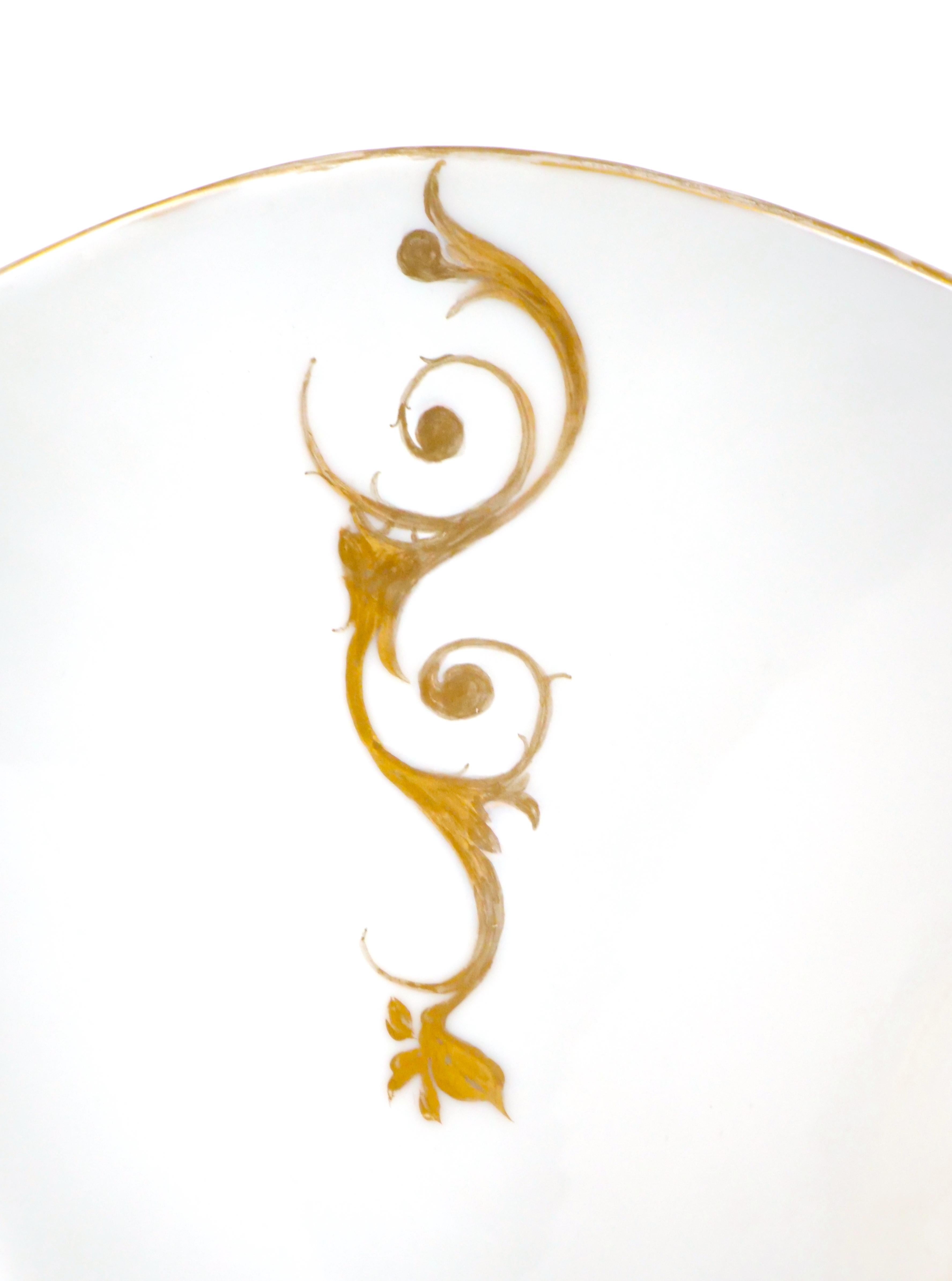 Jarrones Decorativos de Porcelana de París Dorados y Pintados a Mano del Siglo XIX en venta 12
