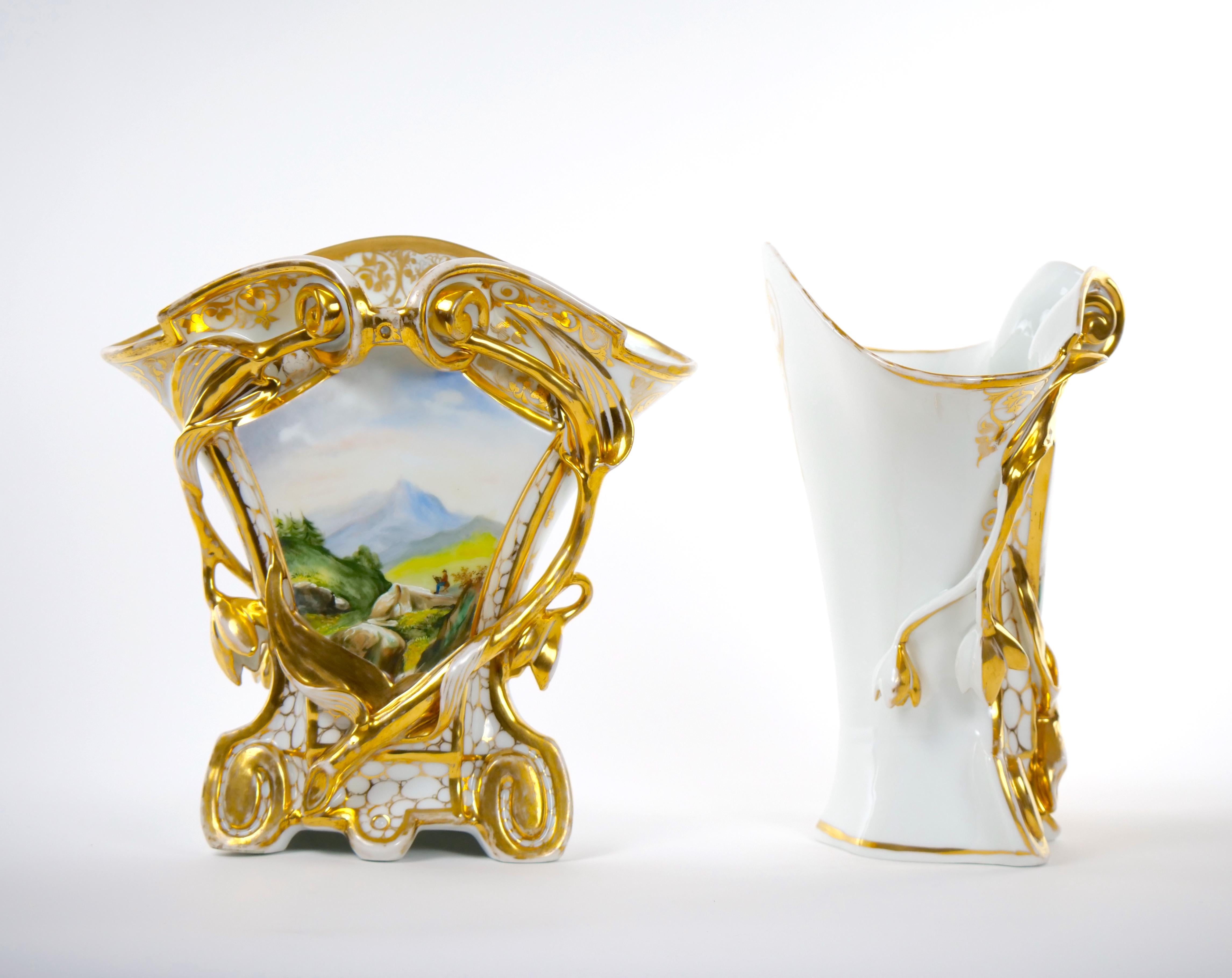 
Descubre la exquisita belleza de nuestro jarrón decorativo de porcelana dorada y pintada a mano del siglo XIX, adornado con un diseño de escena meticulosamente decorado a mano. Esta extraordinaria pieza es un testimonio del arte y la artesanía de