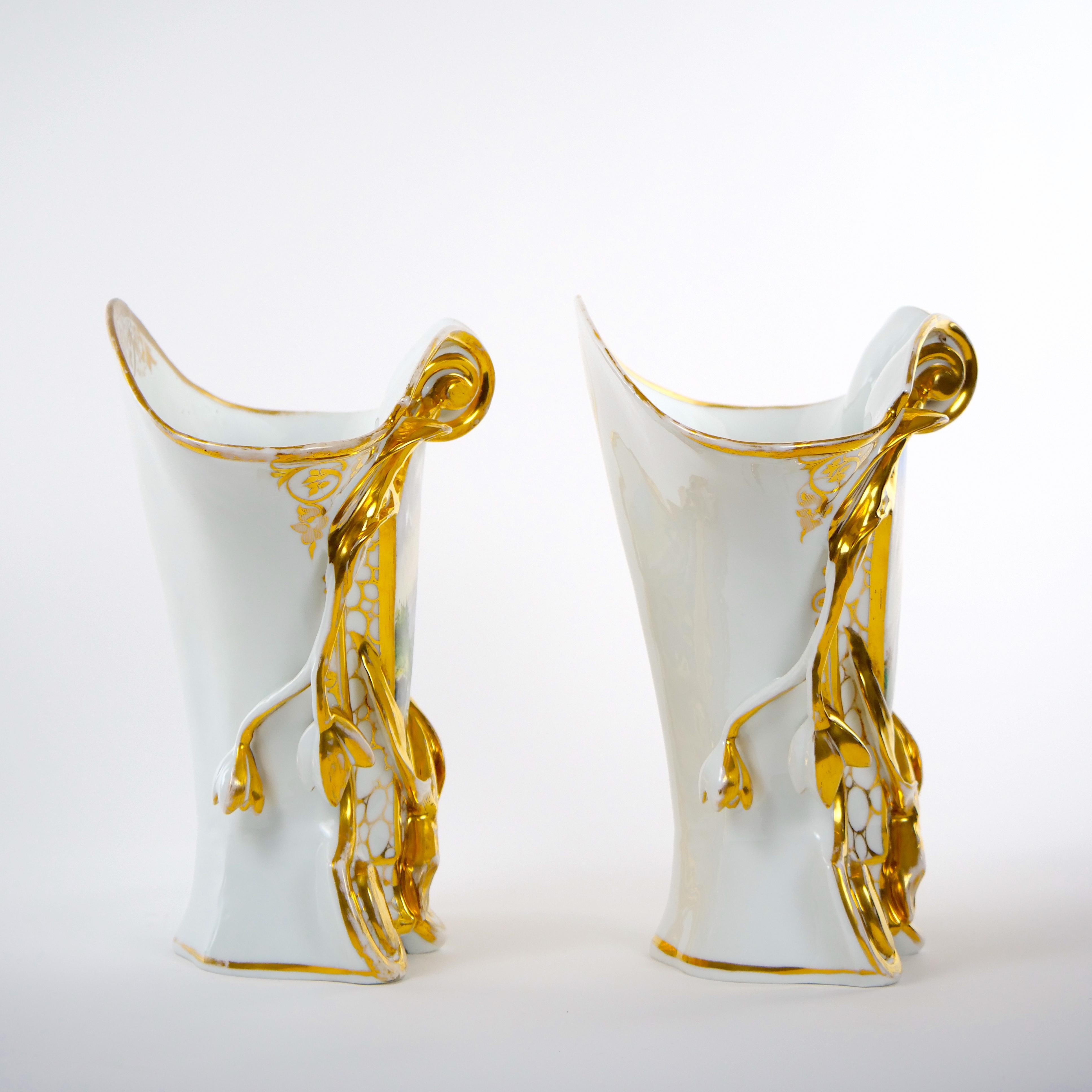 Jarrones Decorativos de Porcelana de París Dorados y Pintados a Mano del Siglo XIX Francés en venta