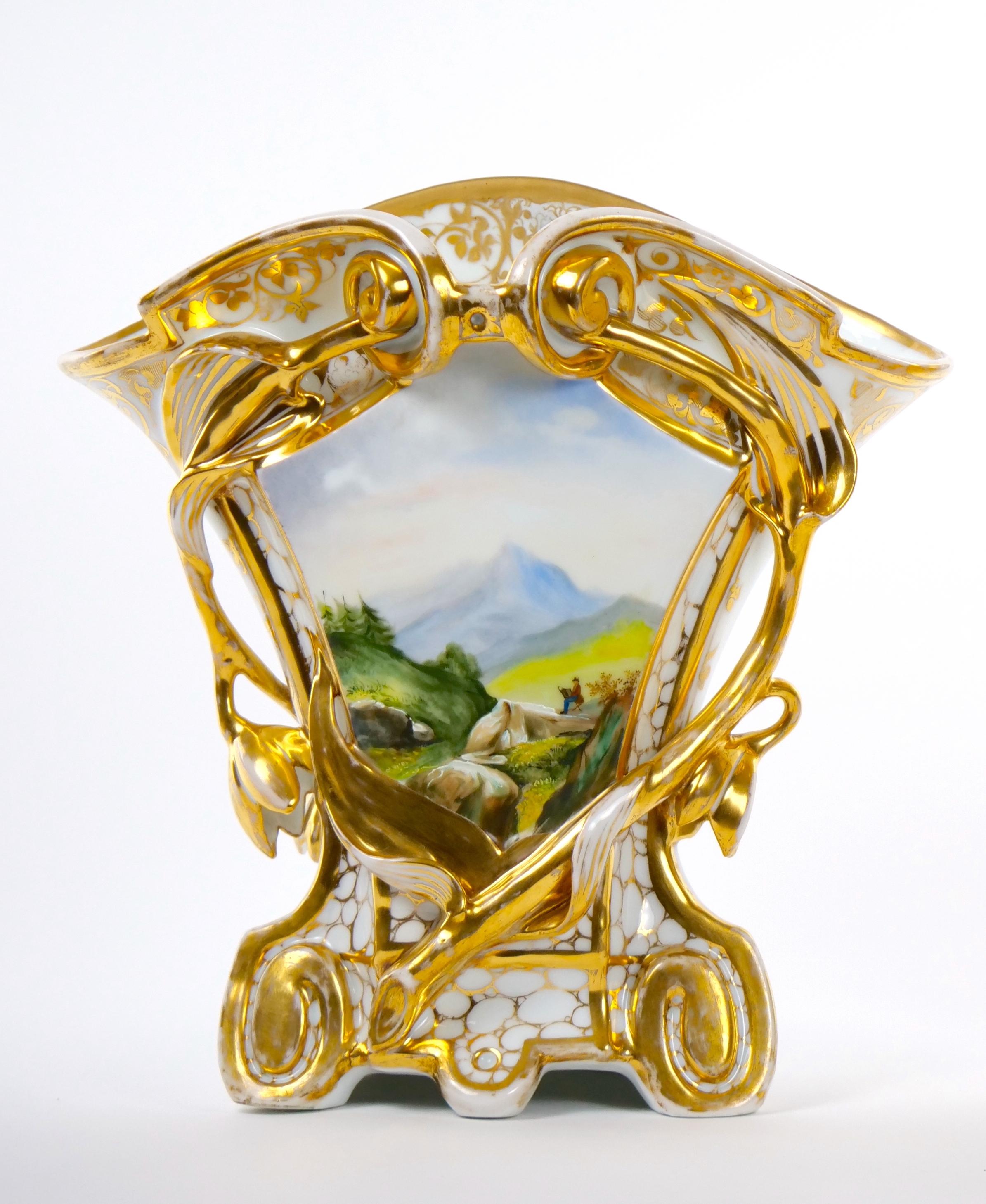 Jarrones Decorativos de Porcelana de París Dorados y Pintados a Mano del Siglo XIX en Bueno estado para la venta en Tarry Town, NY