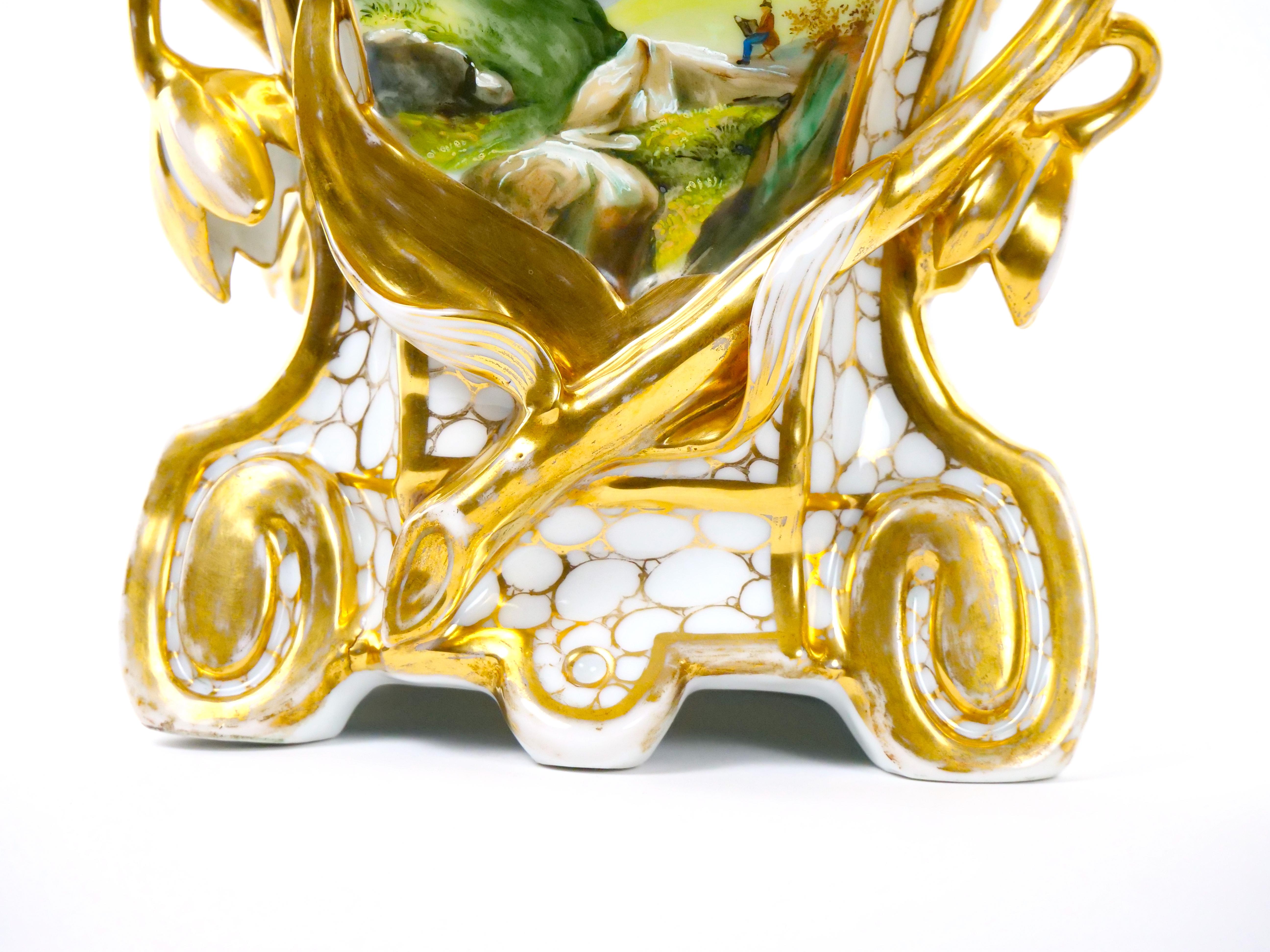 Jarrones Decorativos de Porcelana de París Dorados y Pintados a Mano del Siglo XIX en venta 3