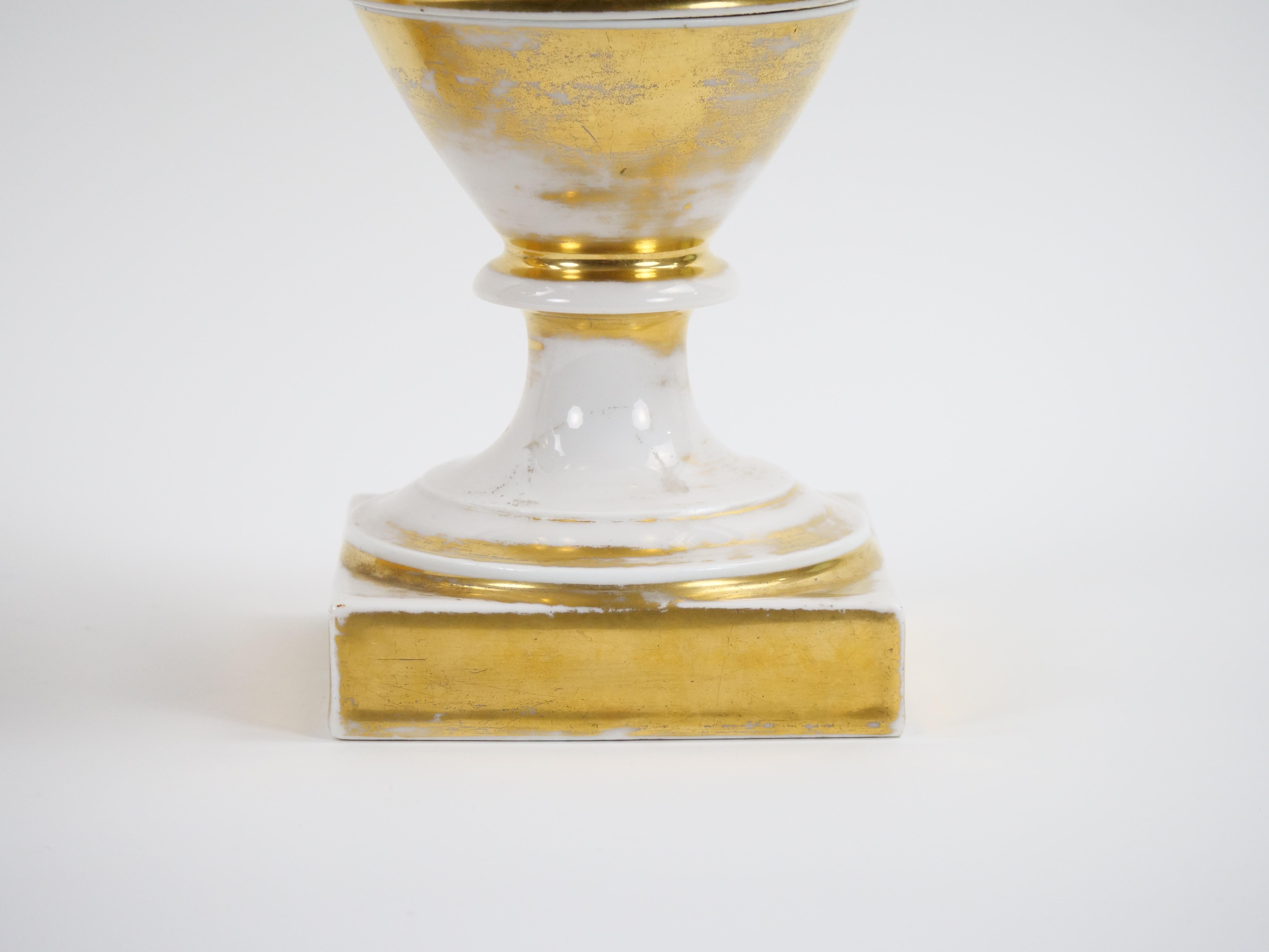 Paire de vases en porcelaine de Paris du 19ème siècle avec décorations dorées et peintes à la main en vente 3
