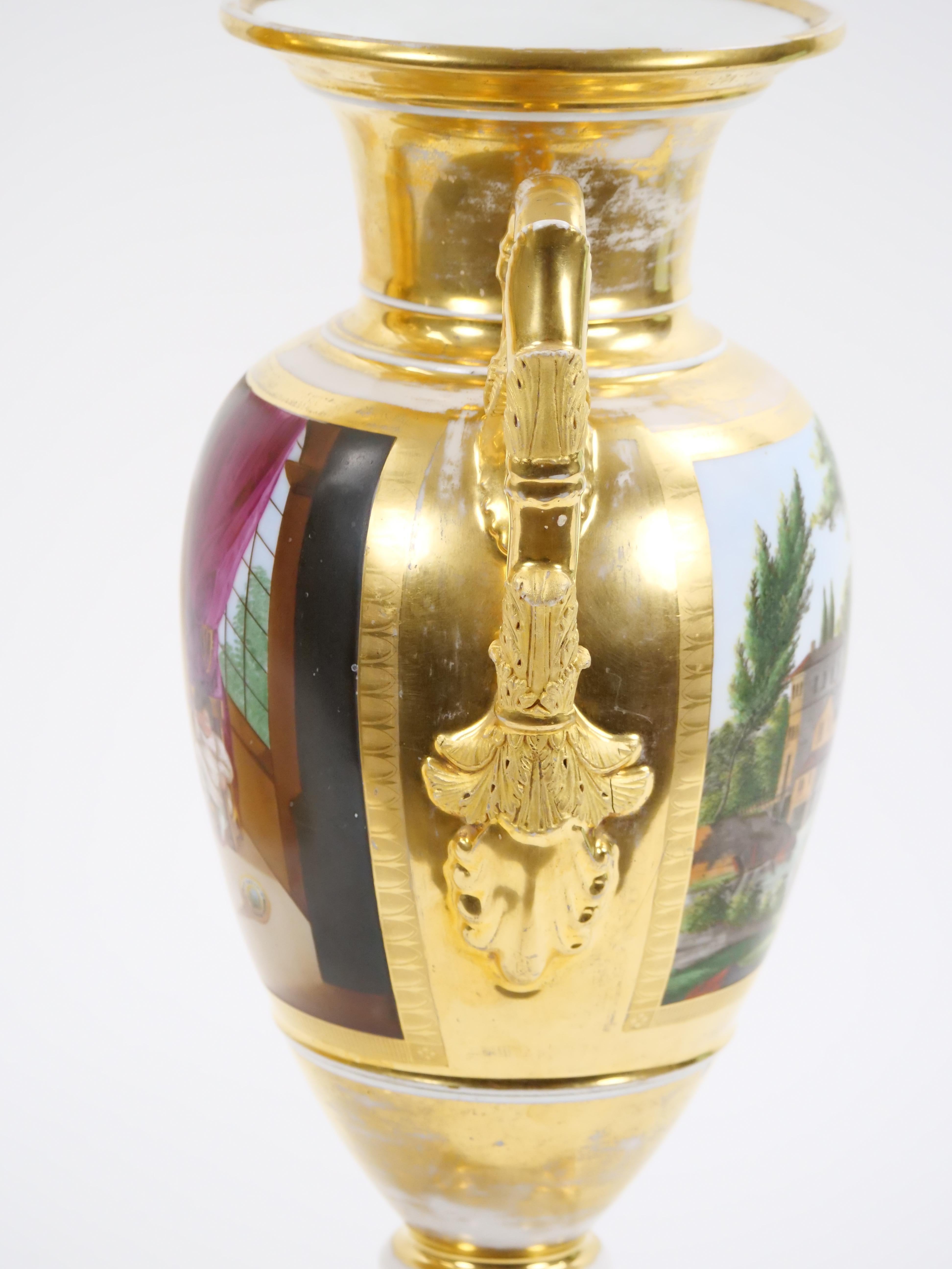 Paire de vases en porcelaine de Paris du 19ème siècle avec décorations dorées et peintes à la main en vente 5