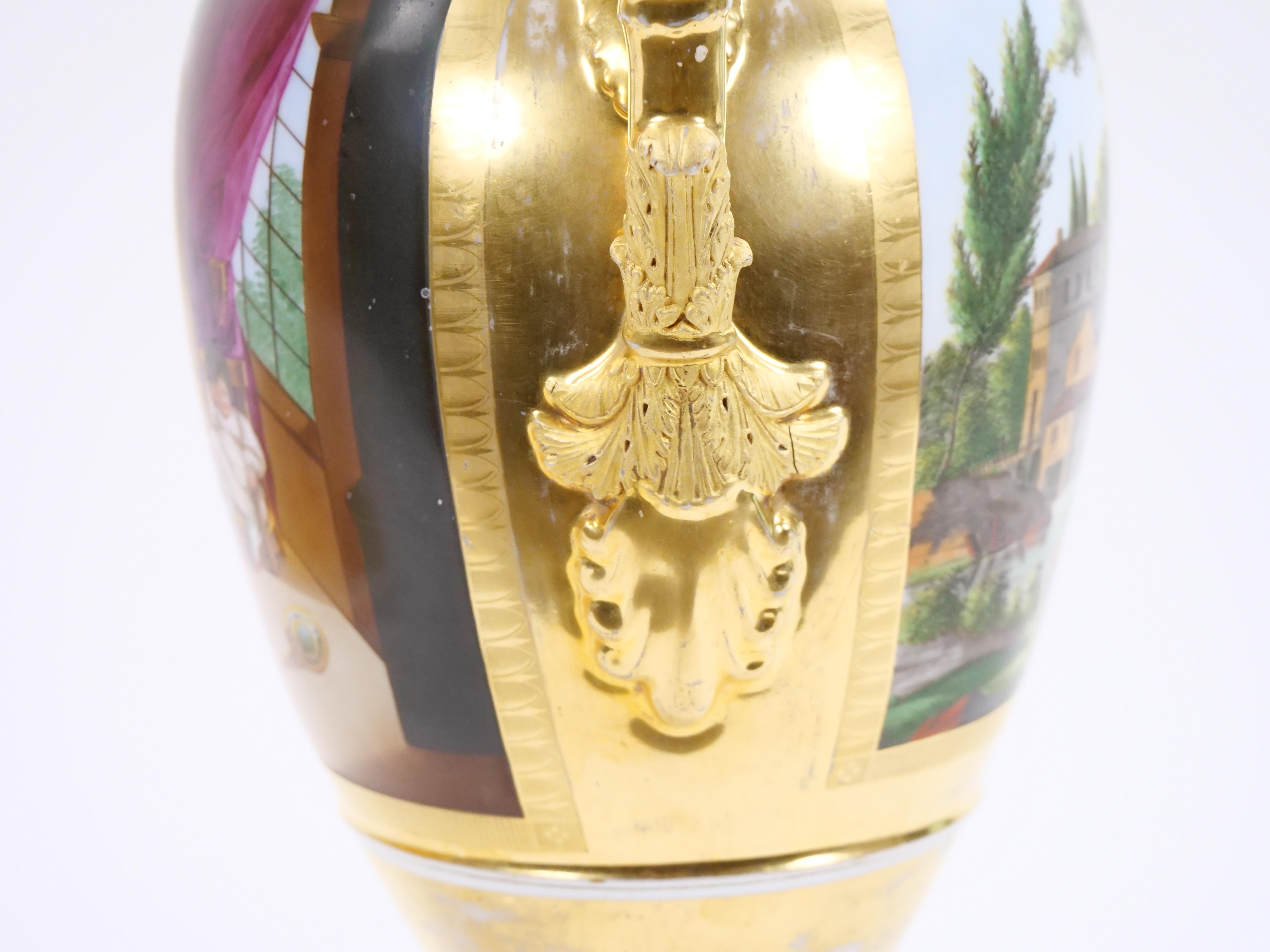 Paire de vases en porcelaine de Paris du 19ème siècle avec décorations dorées et peintes à la main en vente 6