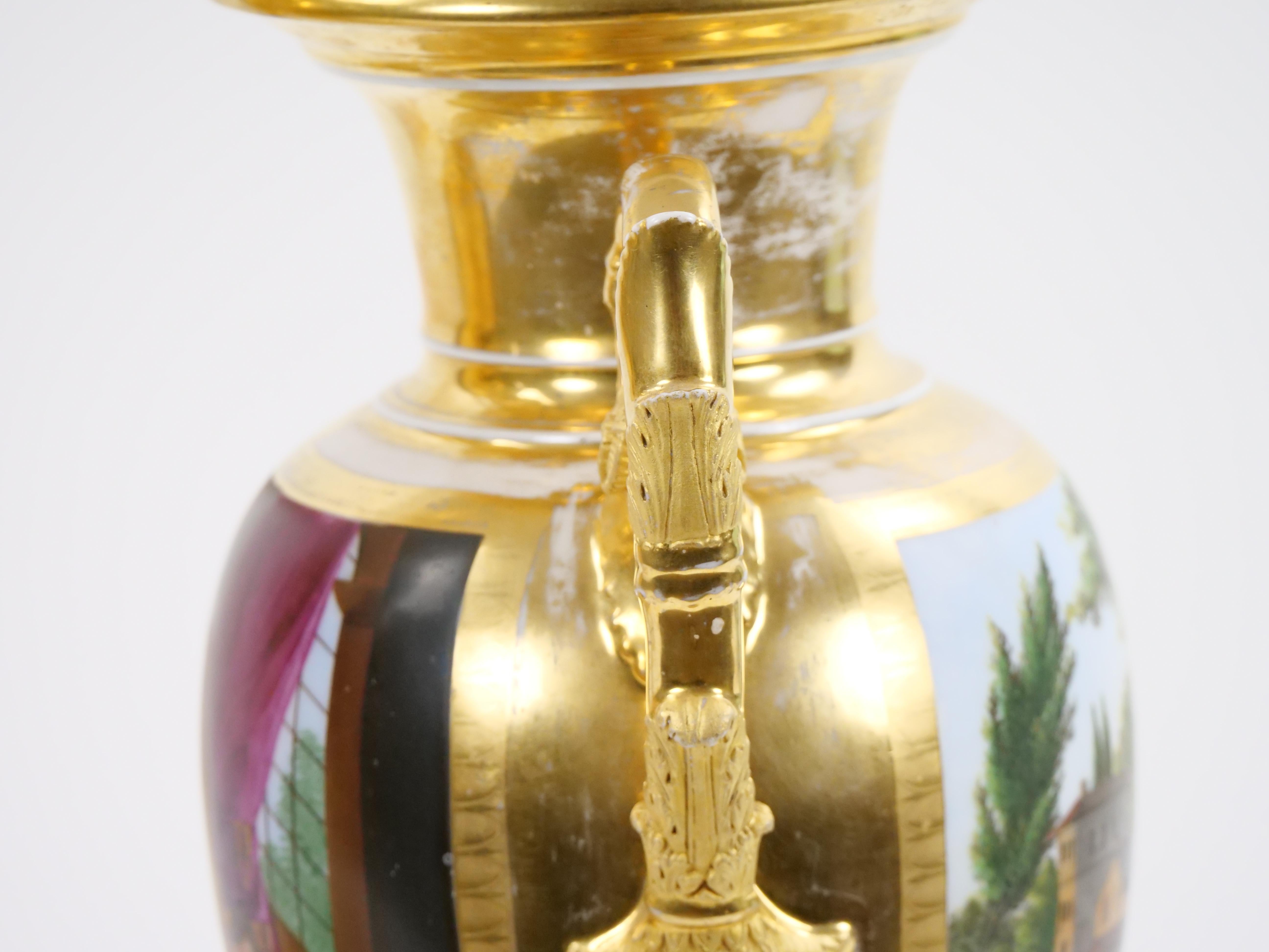 Paire de vases en porcelaine de Paris du 19ème siècle avec décorations dorées et peintes à la main en vente 7