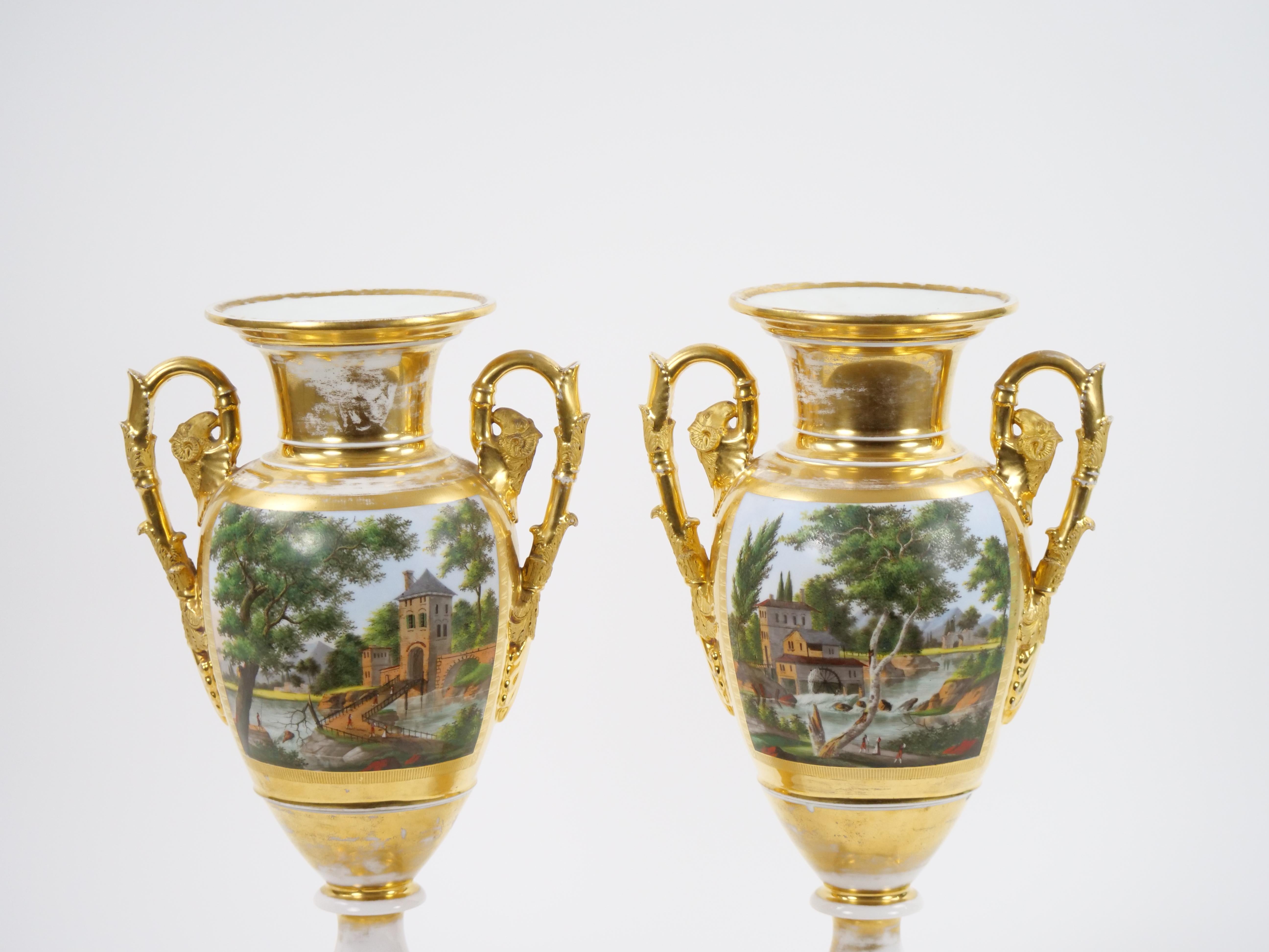 Paire de vases en porcelaine de Paris du 19ème siècle avec décorations dorées et peintes à la main en vente 9