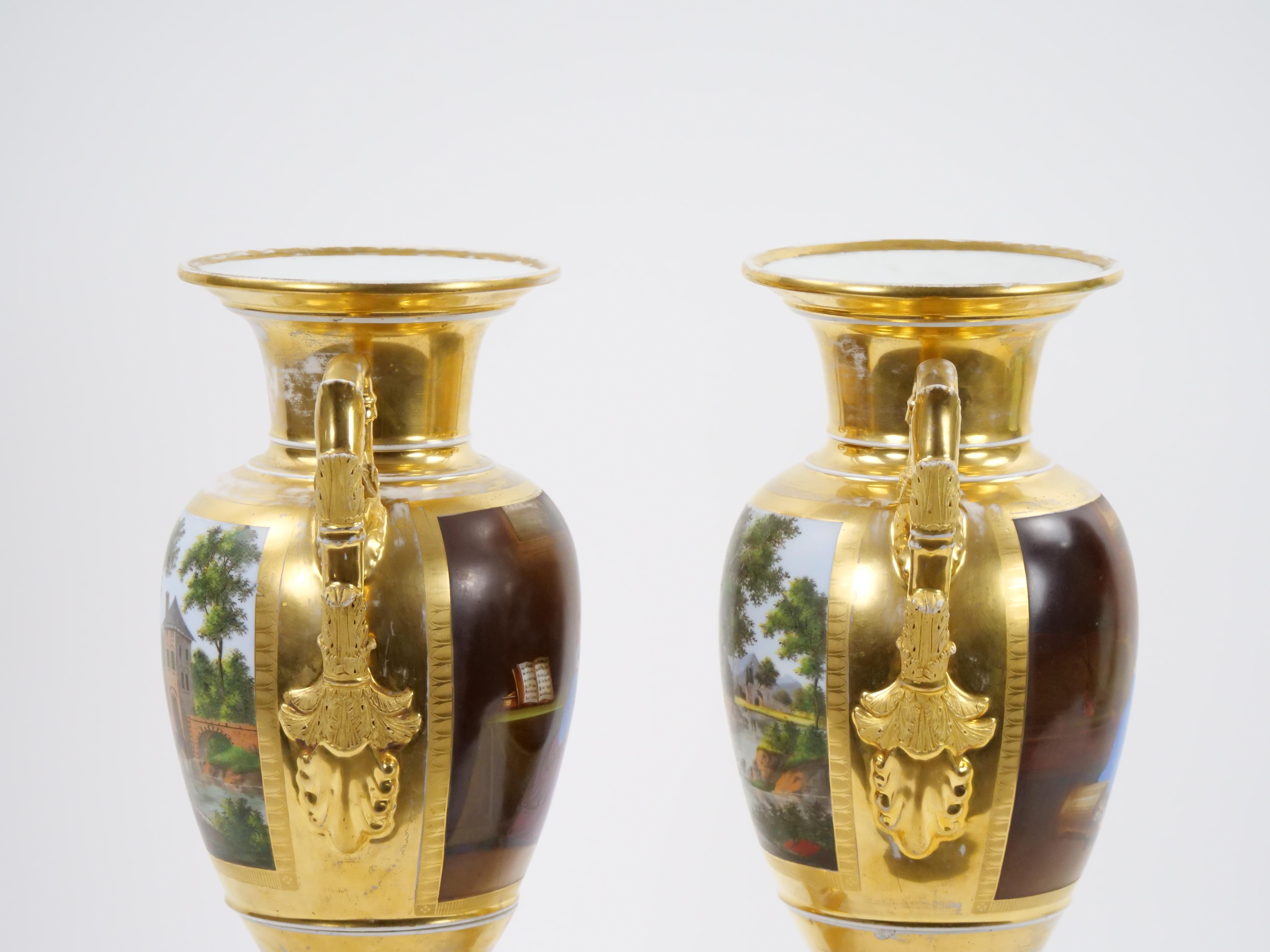 Paire de vases en porcelaine de Paris du 19ème siècle avec décorations dorées et peintes à la main en vente 11