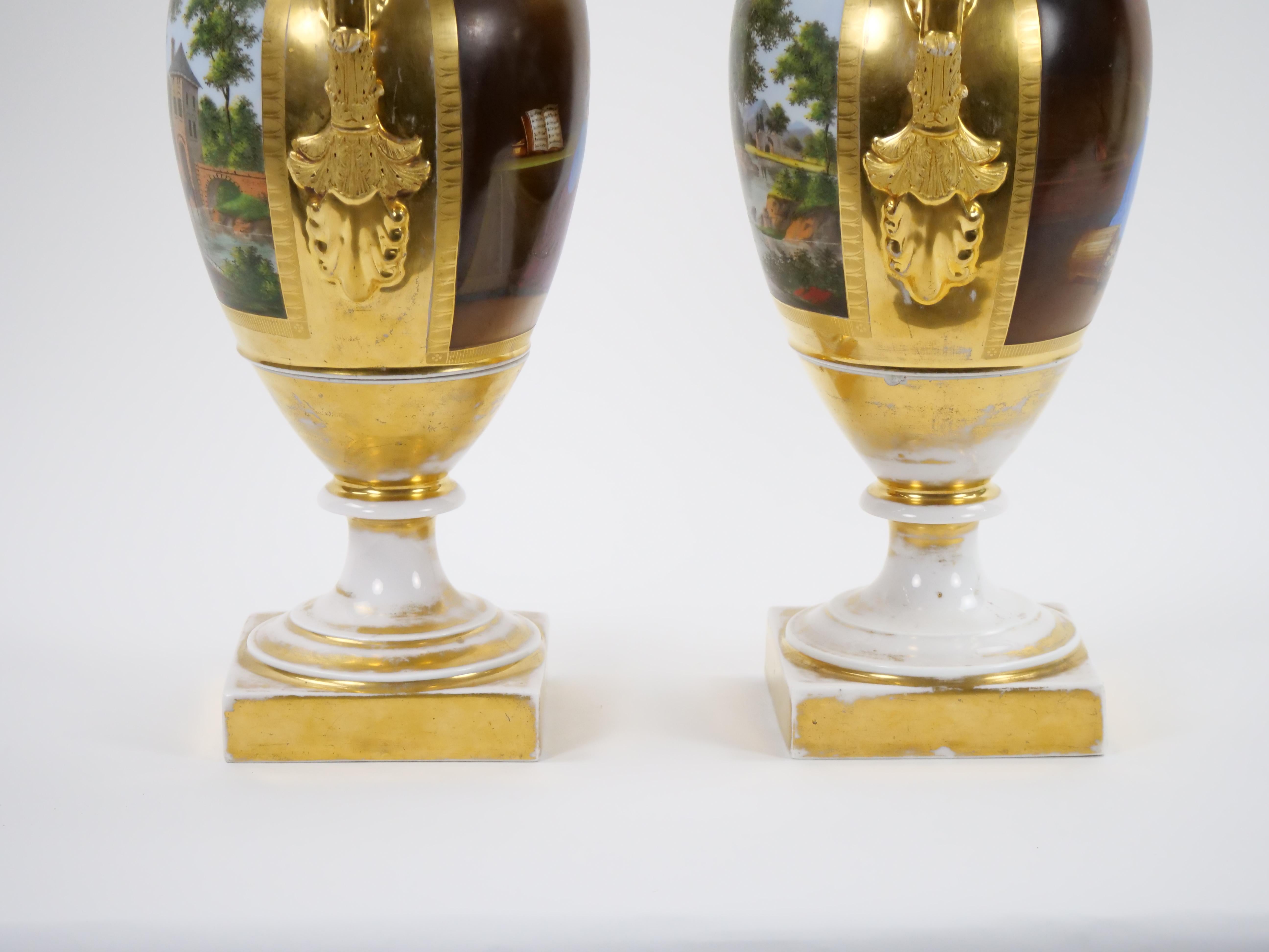 Paire de vases en porcelaine de Paris du 19ème siècle avec décorations dorées et peintes à la main en vente 12