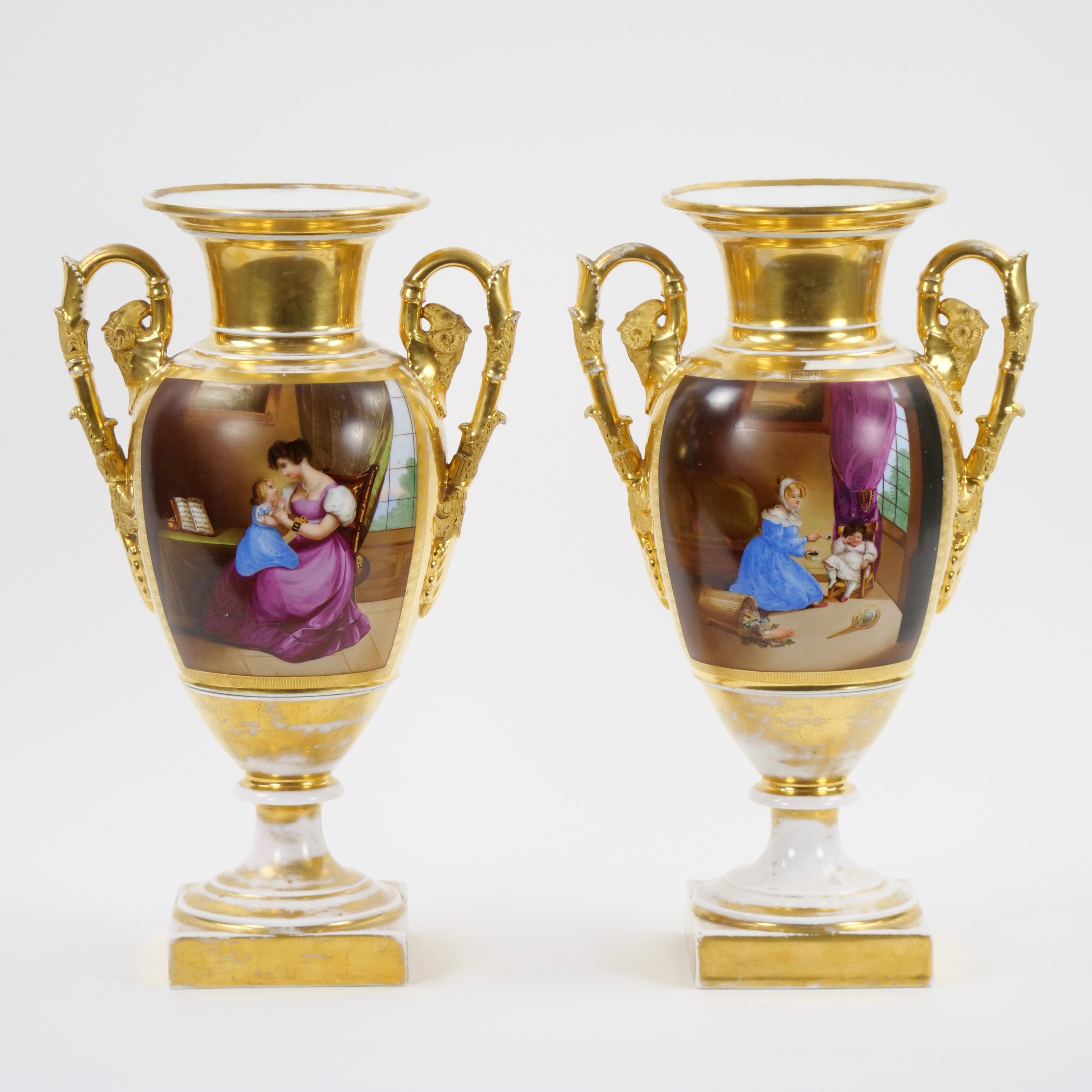Entdecken Sie die zeitlose Eleganz eines Paars Pariser Porzellanvasen aus dem 19. Jahrhundert, die sorgfältig mit exquisiten vergoldeten und handgemalten Dekoren verziert sind. Diese Vasen sind der Inbegriff von Kunsthandwerk und historischem Charme