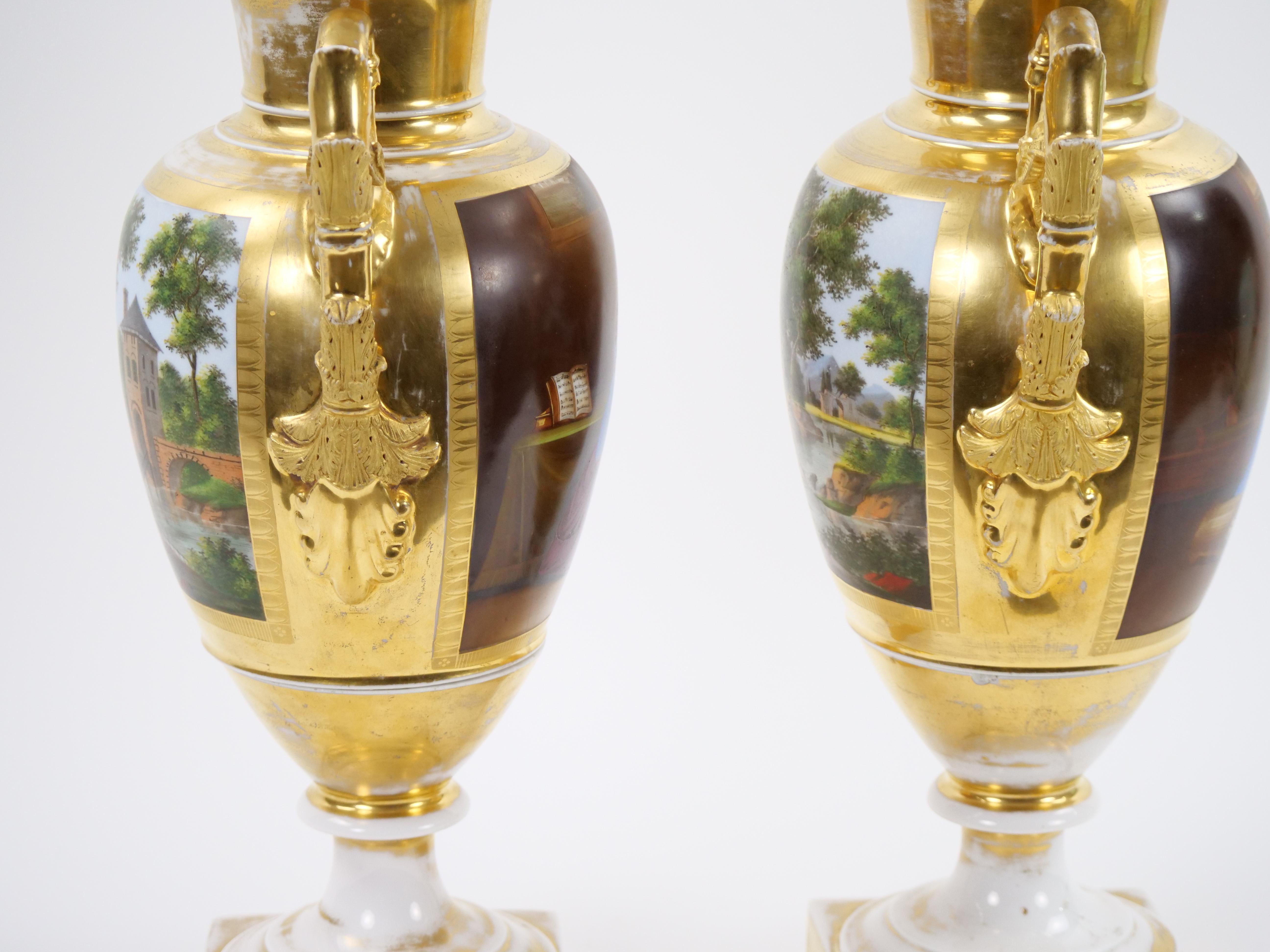 Paire de vases en porcelaine de Paris du 19ème siècle avec décorations dorées et peintes à la main en vente 13