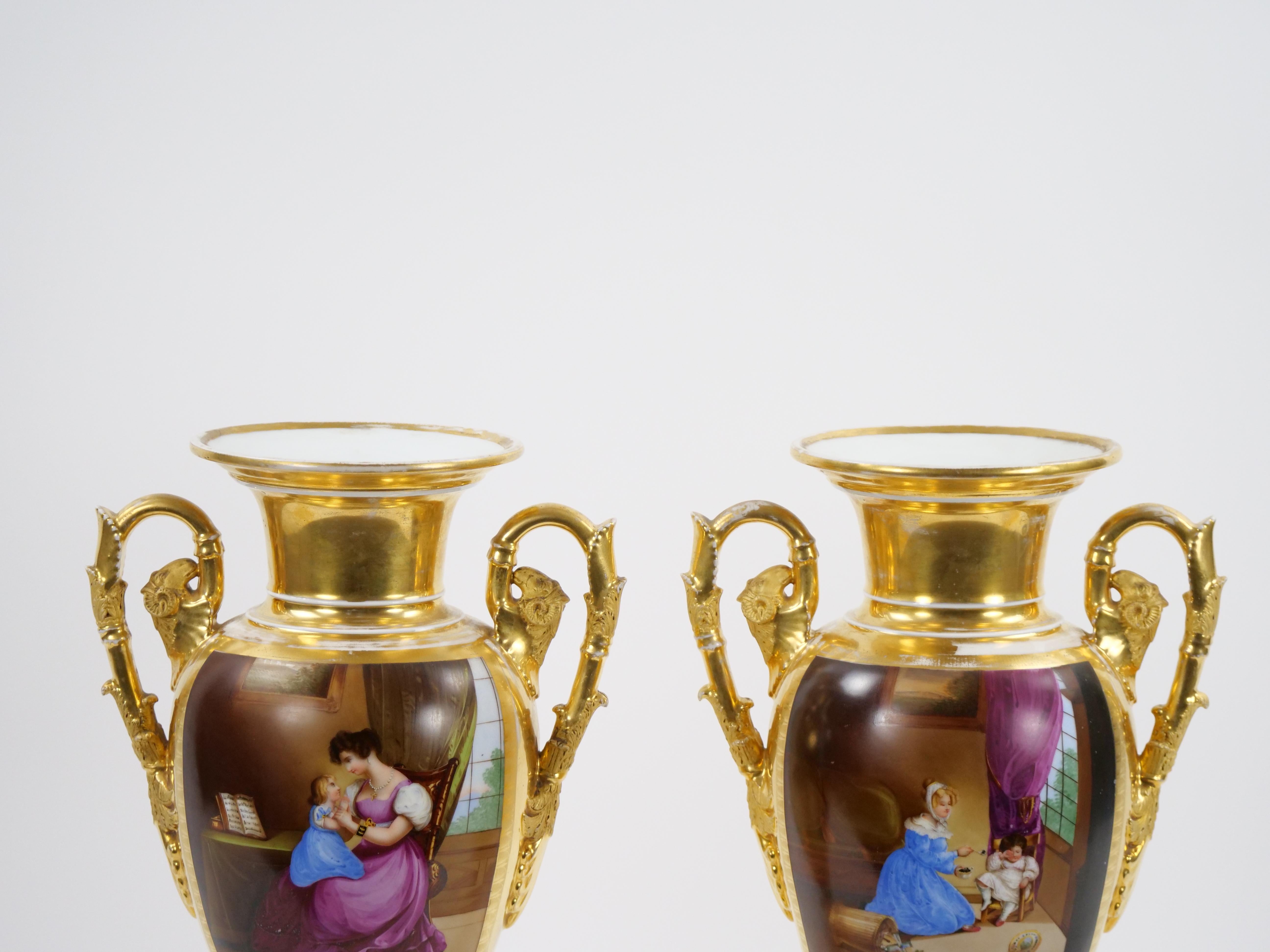 Doré Paire de vases en porcelaine de Paris du 19ème siècle avec décorations dorées et peintes à la main en vente