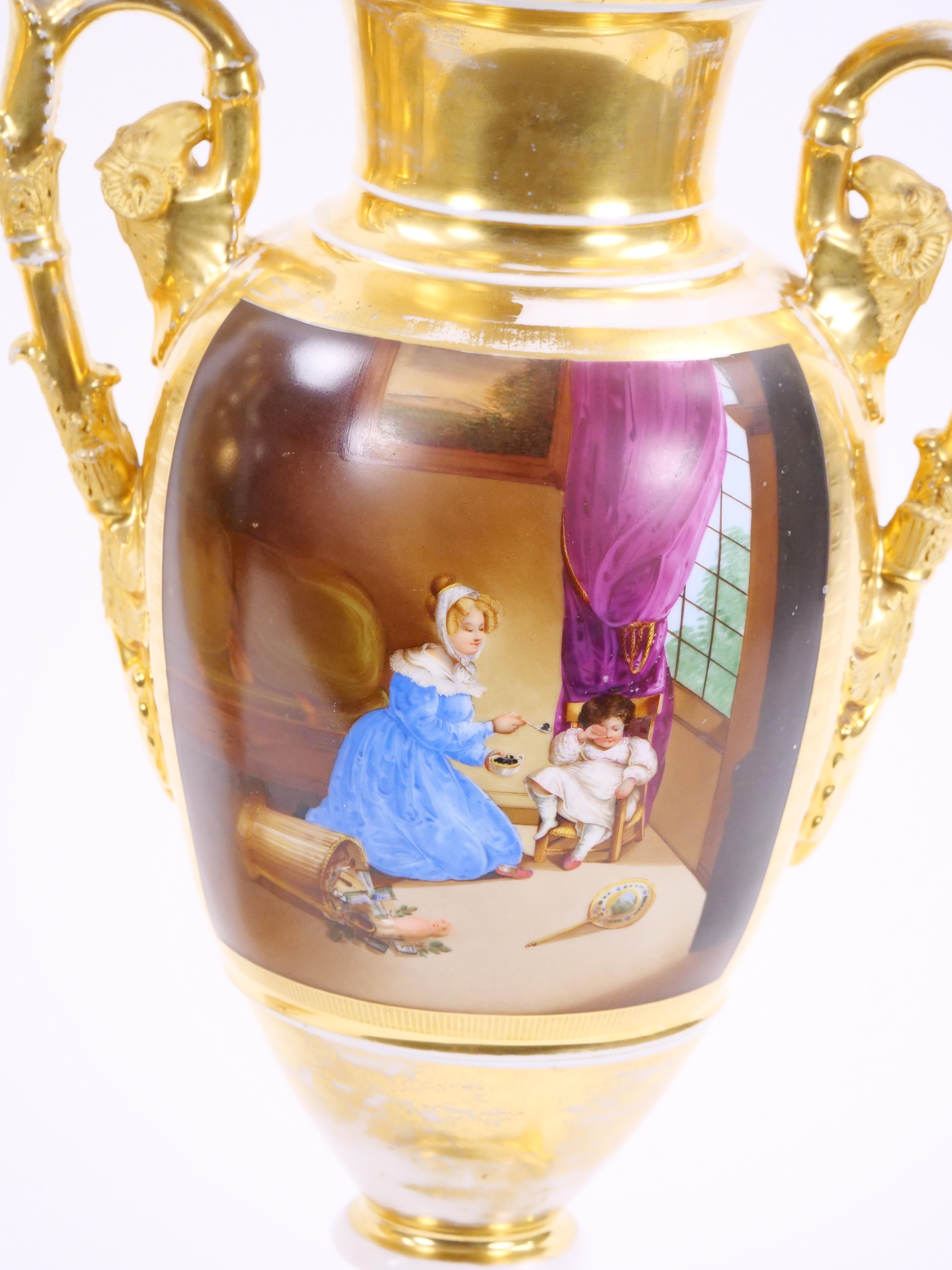 XIXe siècle Paire de vases en porcelaine de Paris du 19ème siècle avec décorations dorées et peintes à la main en vente