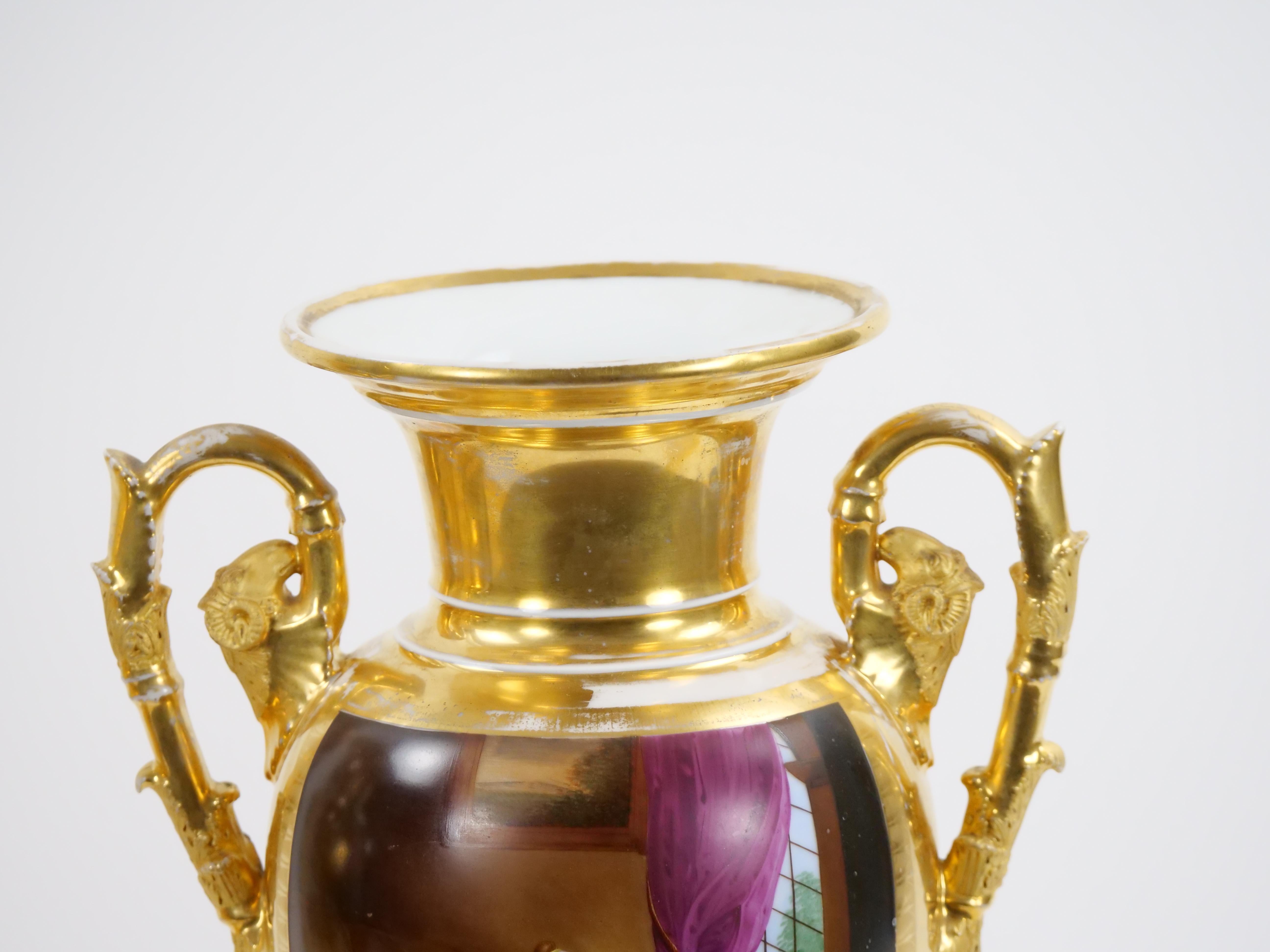 Porcelaine Paire de vases en porcelaine de Paris du 19ème siècle avec décorations dorées et peintes à la main en vente