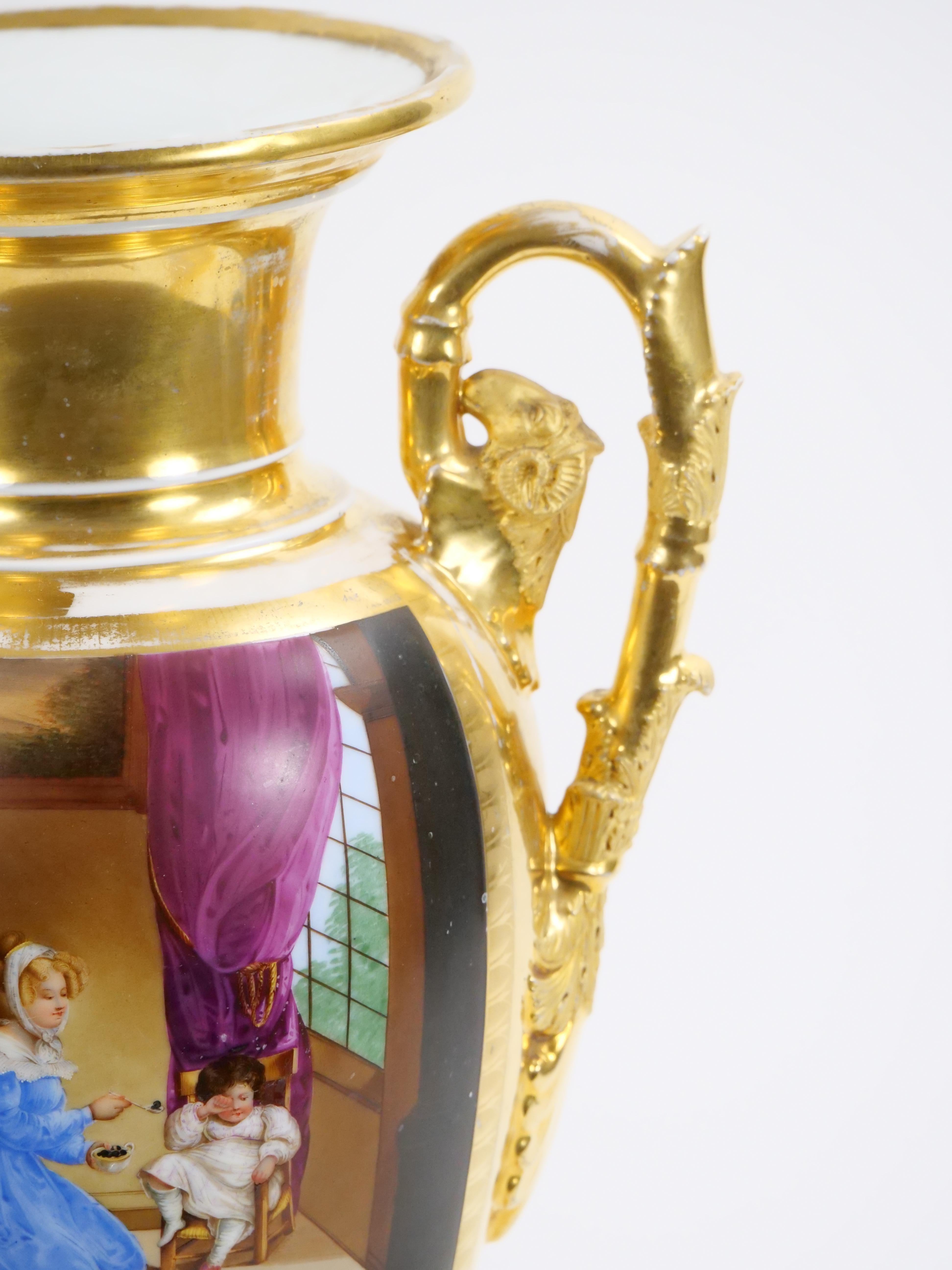 Paire de vases en porcelaine de Paris du 19ème siècle avec décorations dorées et peintes à la main en vente 1