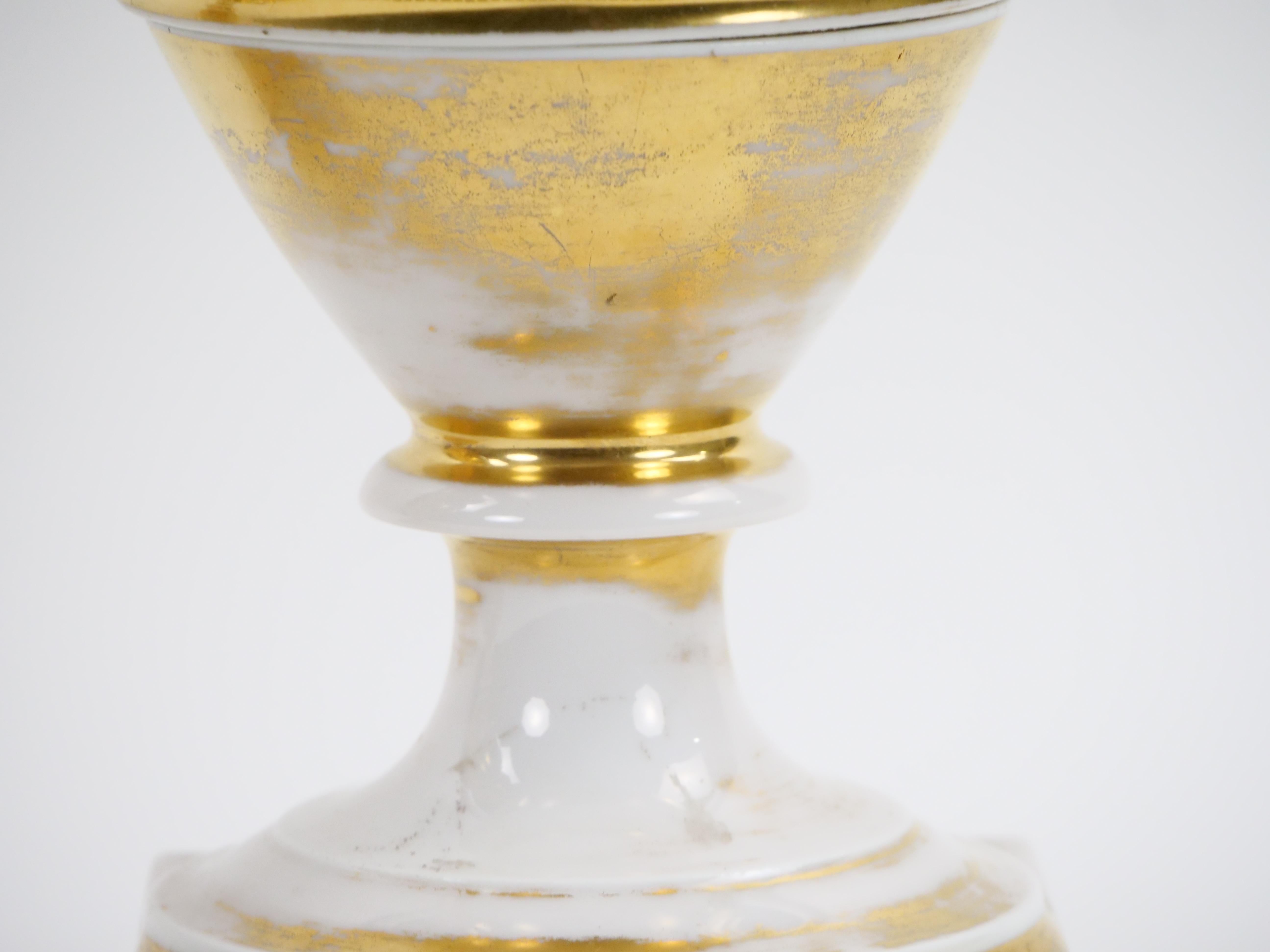 Paire de vases en porcelaine de Paris du 19ème siècle avec décorations dorées et peintes à la main en vente 2