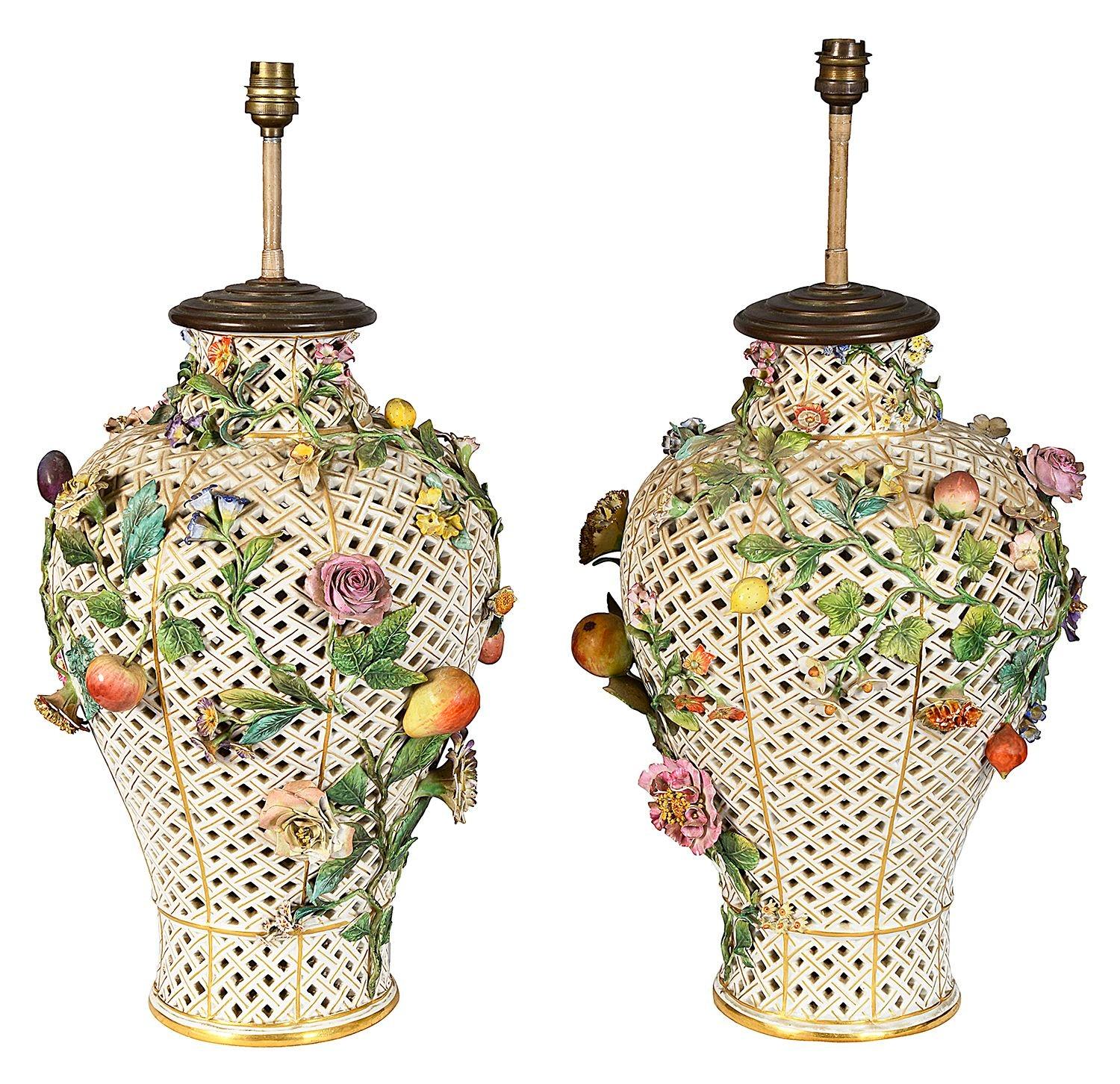 Paire de vases / lampes de bonne qualité en porcelaine de Meissen du XIXe siècle, percés et incrustés de fleurs.
La base est ornée d'épées croisées bleues.
Lot 73 TUKZN