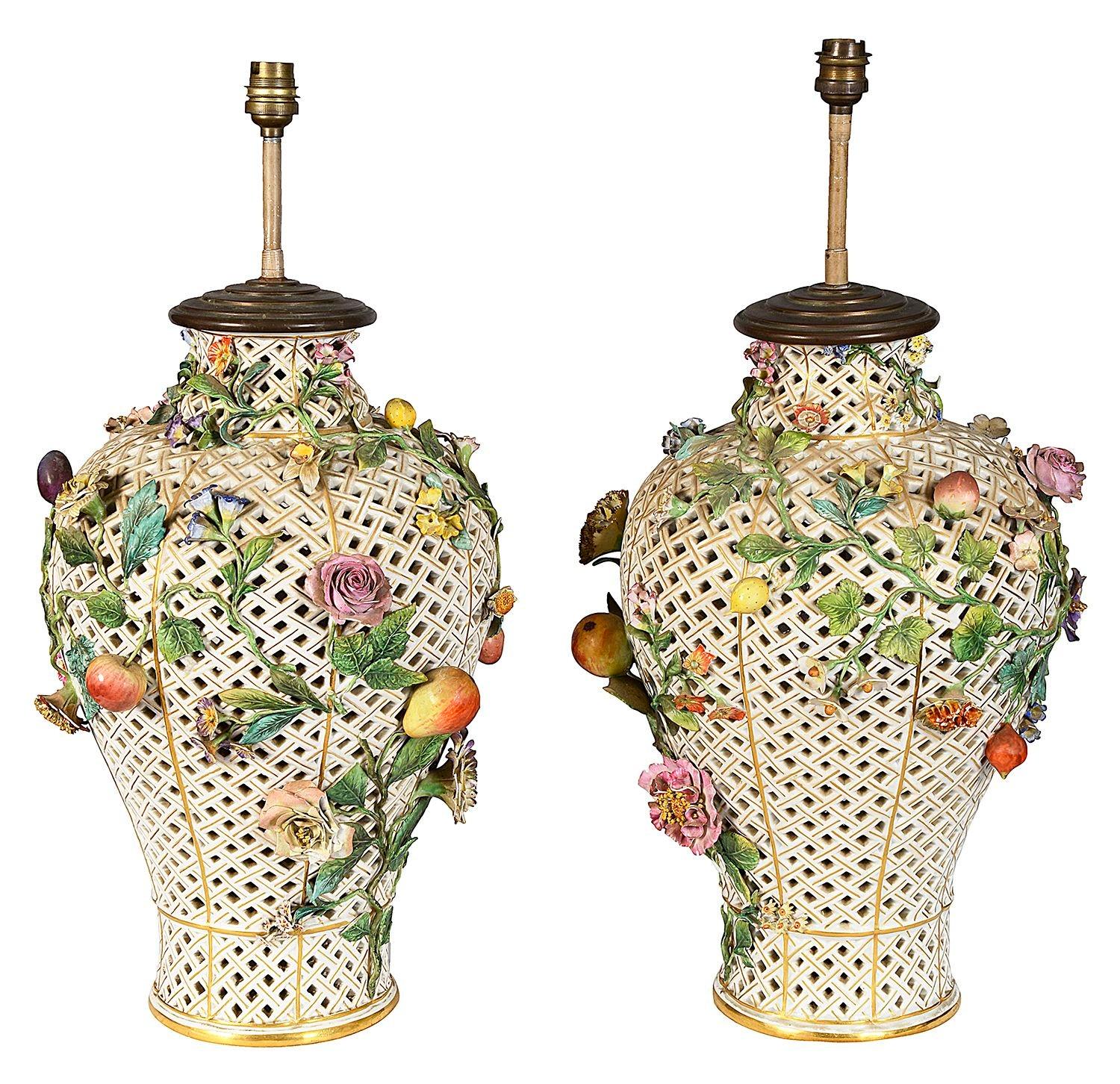 Pareja de jarrones/lámparas de porcelana de Meissen del siglo XIX, perforados y con incrustaciones florales, de buena calidad.
Con espadas cruzadas azules en la base.
Lote 73 TUKZN