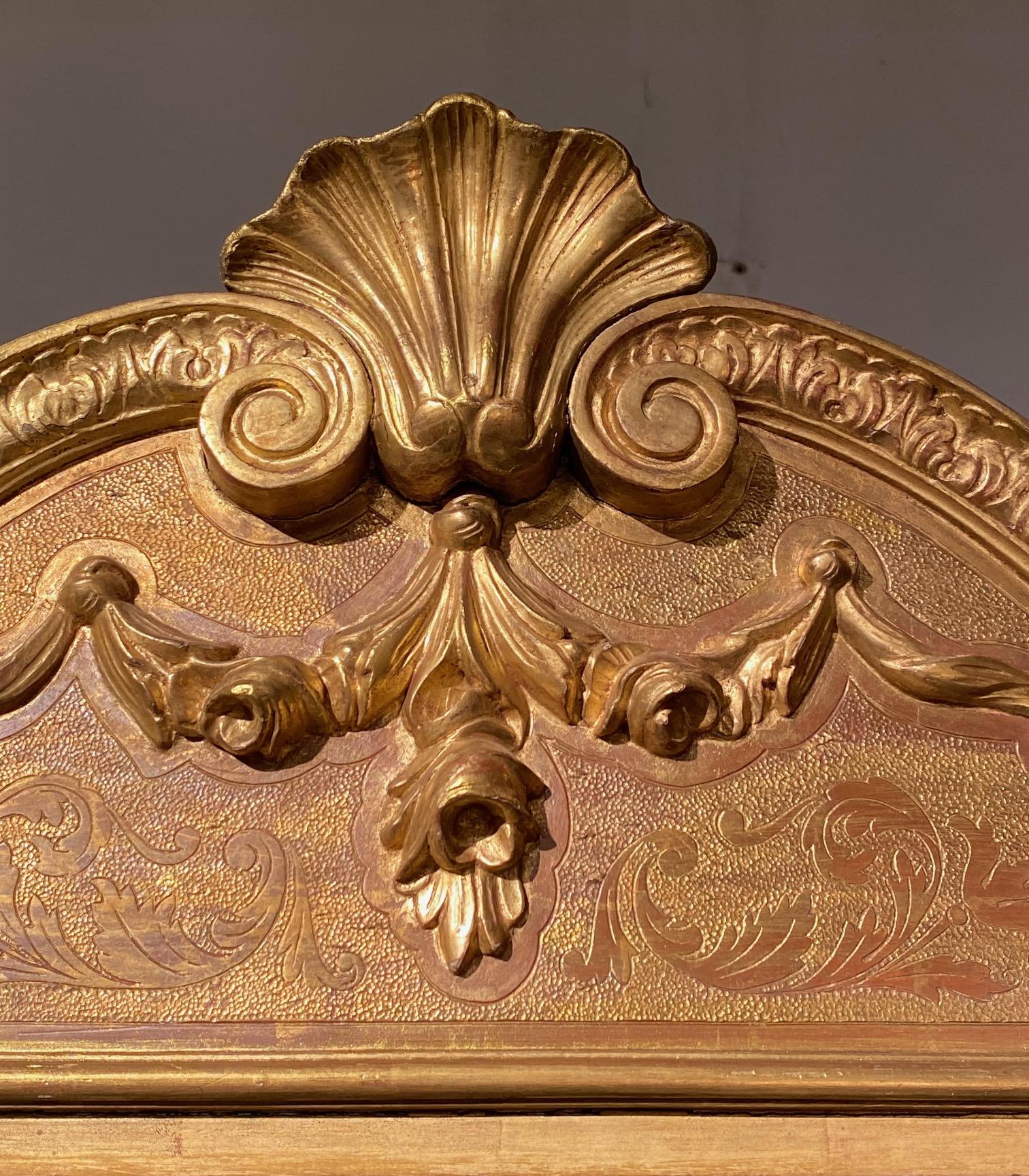 Pair 19th century  Regence style vitrines in gilded wood. in vendita 3