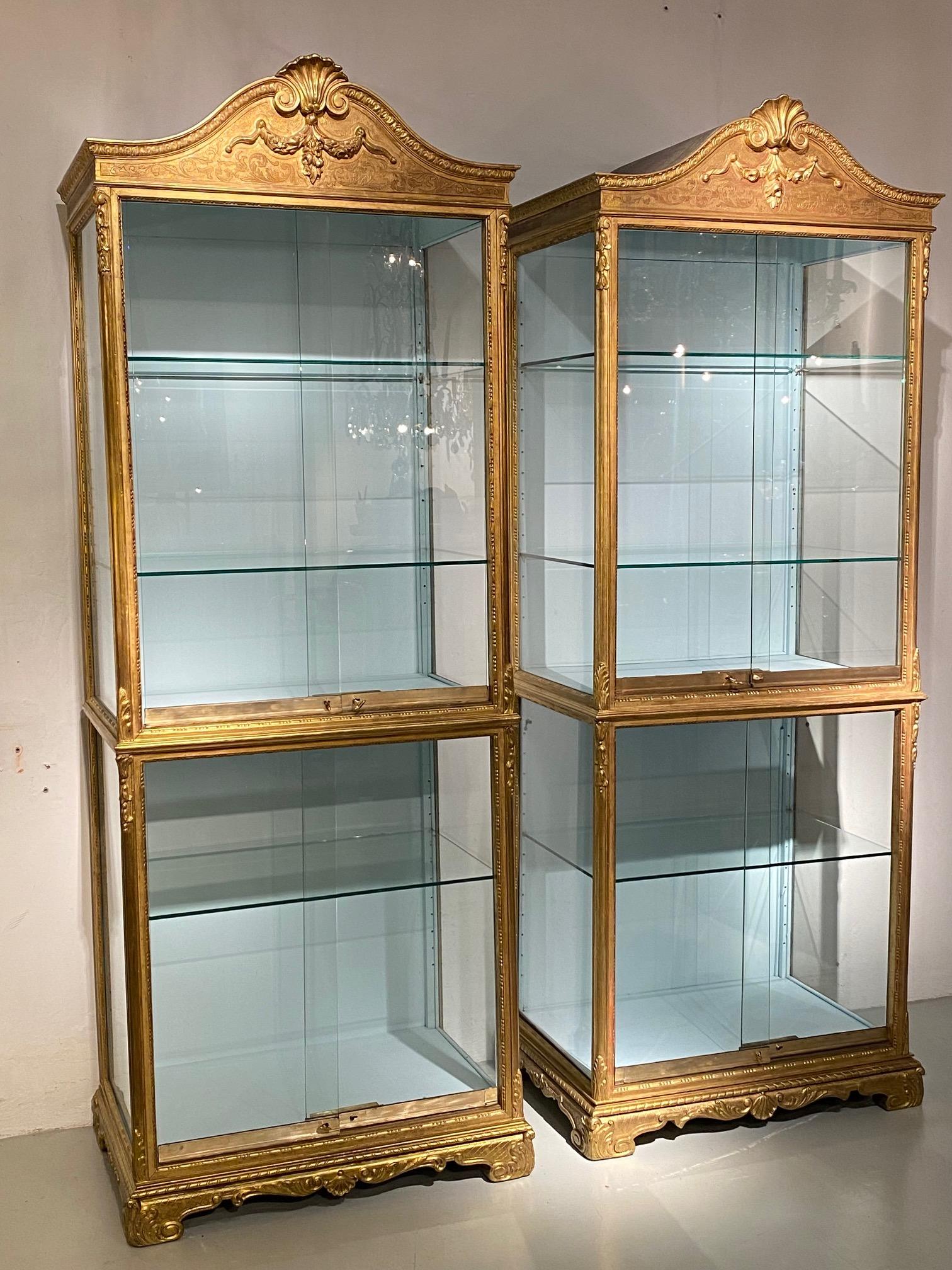 Pair 19th century  Regence style vitrines in gilded wood. in vendita 4