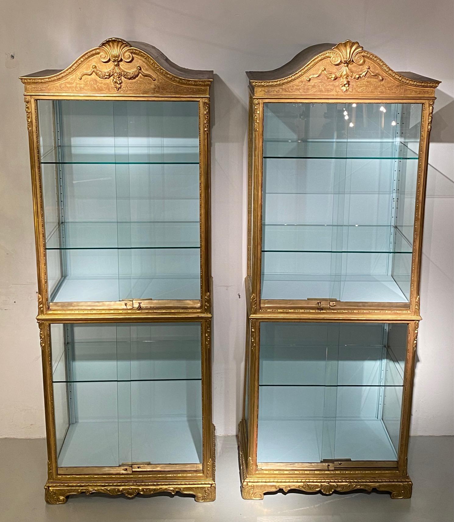 Pair 19th century  Regence style vitrines in gilded wood. in vendita 5