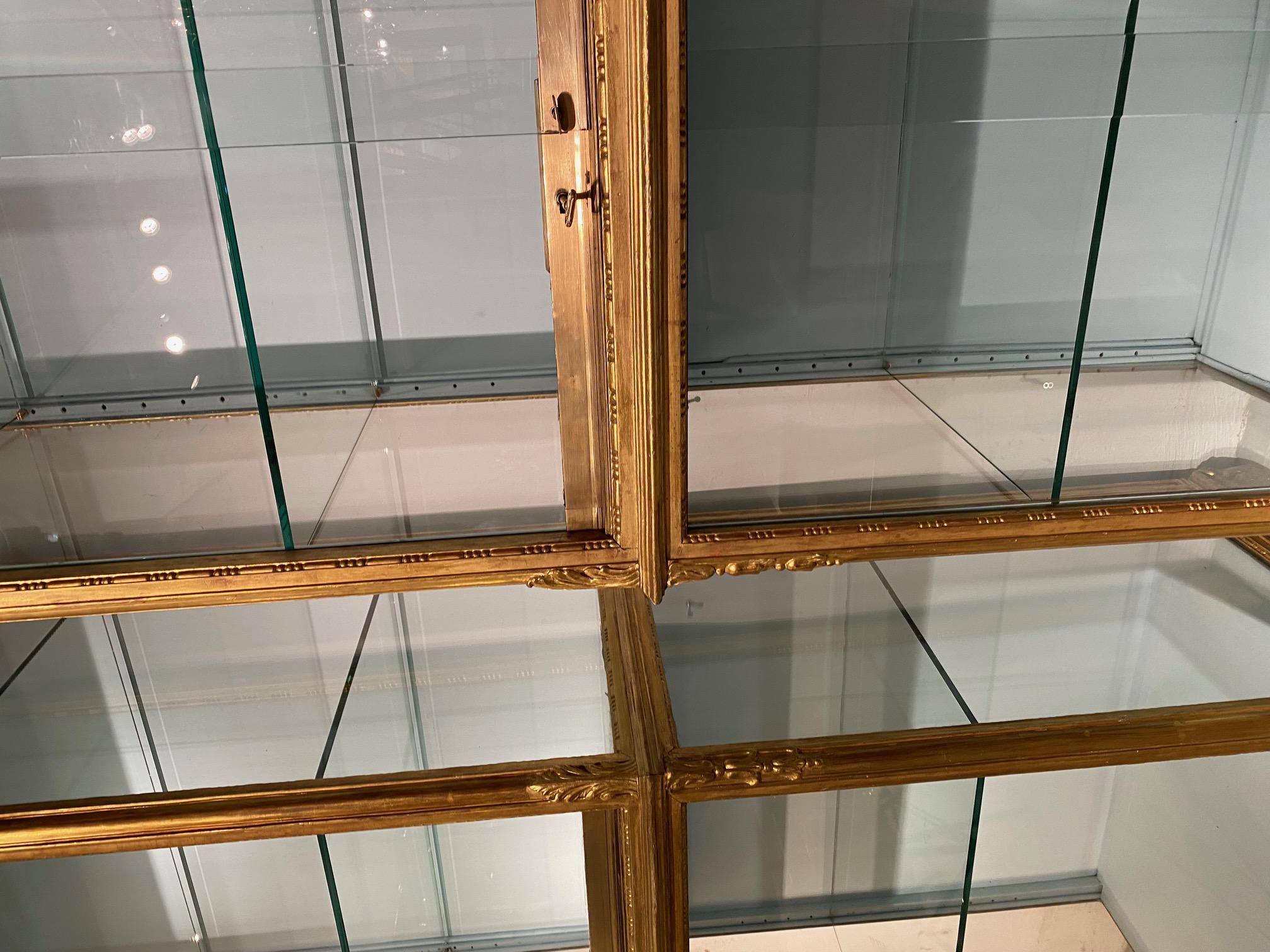 Pair 19th century  Regence style vitrines in gilded wood. in vendita 6