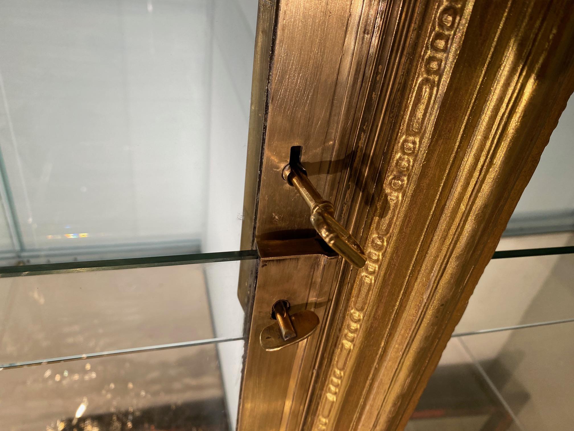 Pair 19th century  Regence style vitrines in gilded wood. in vendita 7