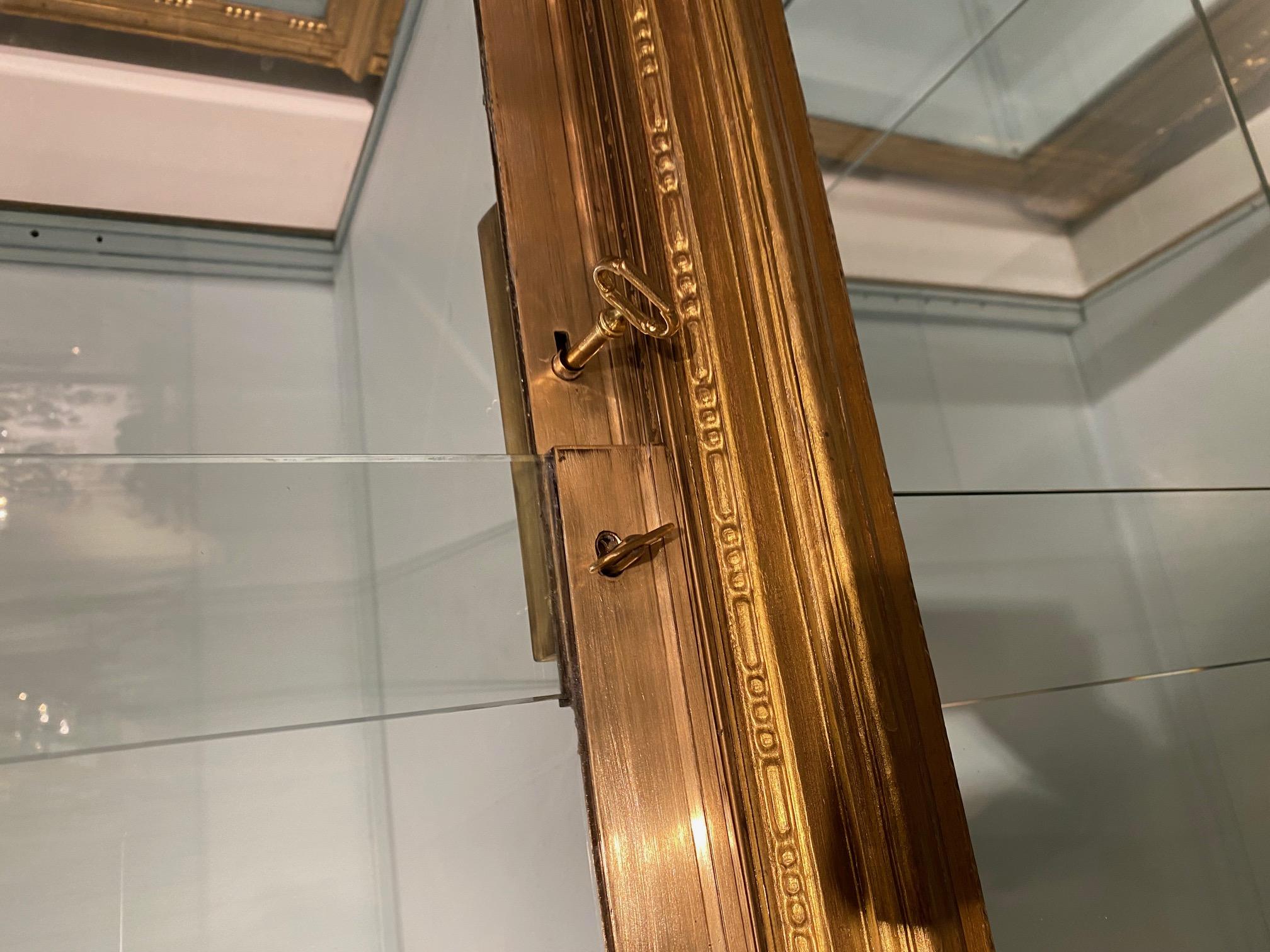 Pair 19th century  Regence style vitrines in gilded wood. in vendita 8
