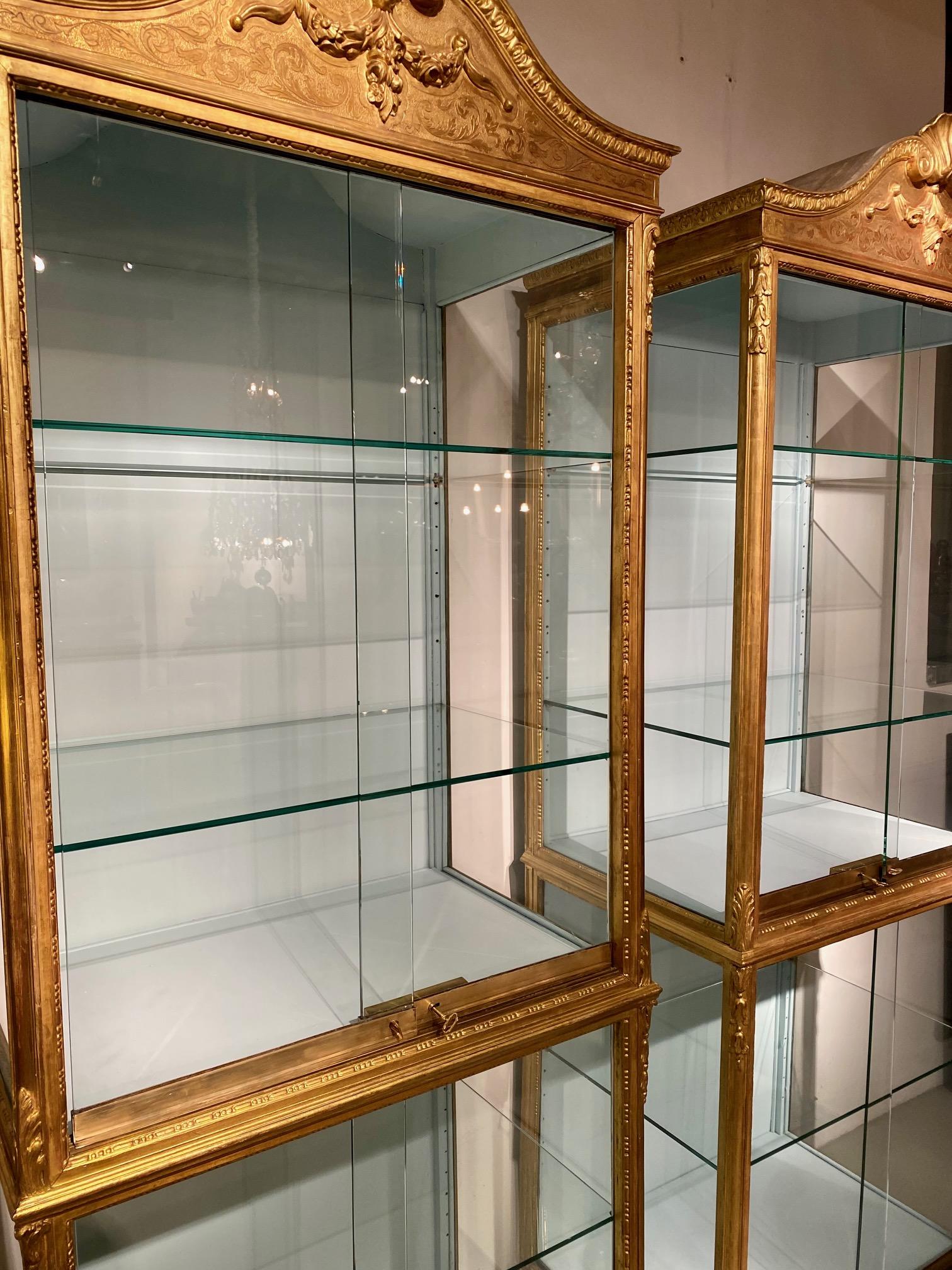 Fine XIX secolo Pair 19th century  Regence style vitrines in gilded wood. in vendita