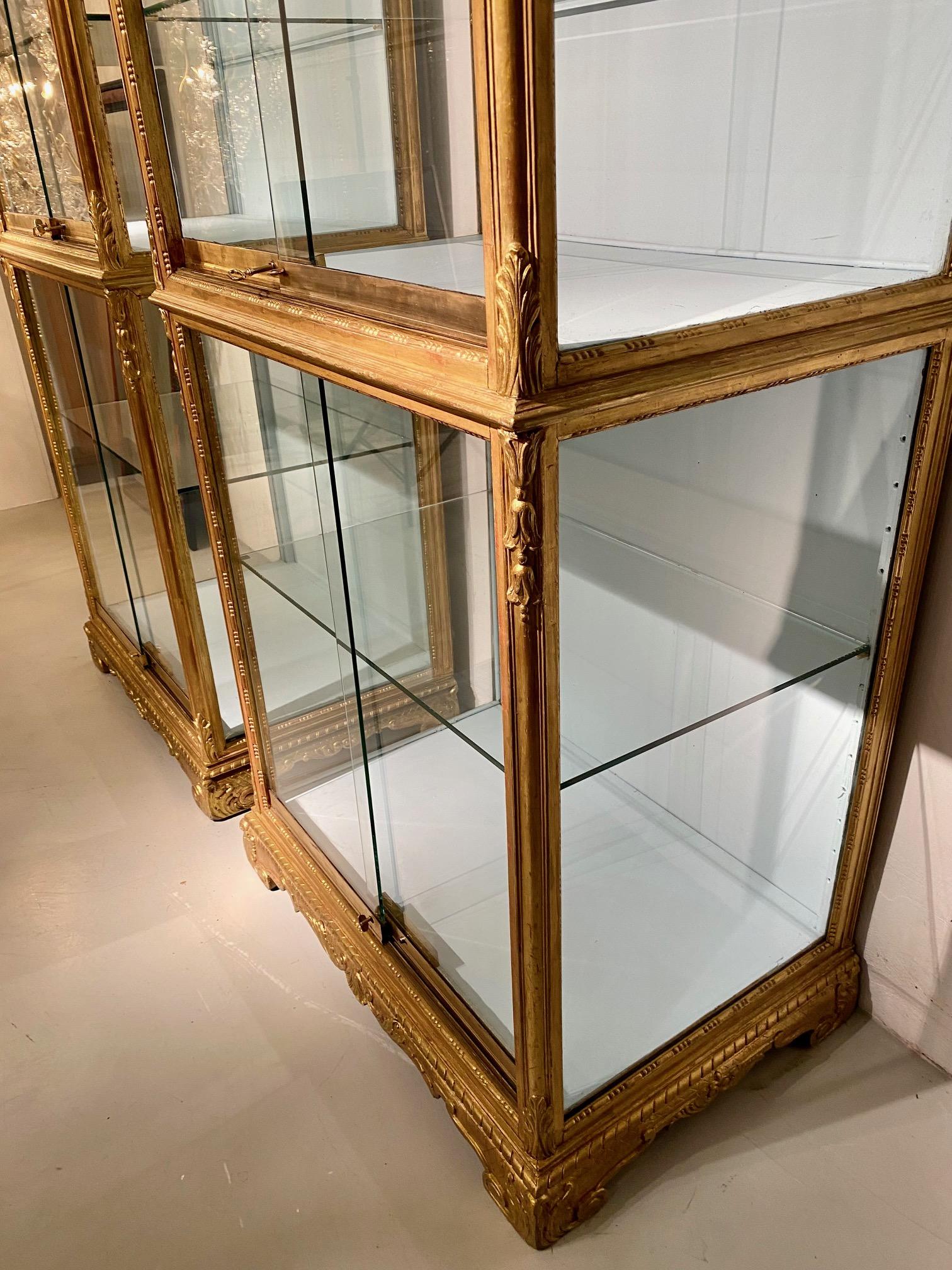 Pair 19th century  Regence style vitrines in gilded wood. in vendita 1