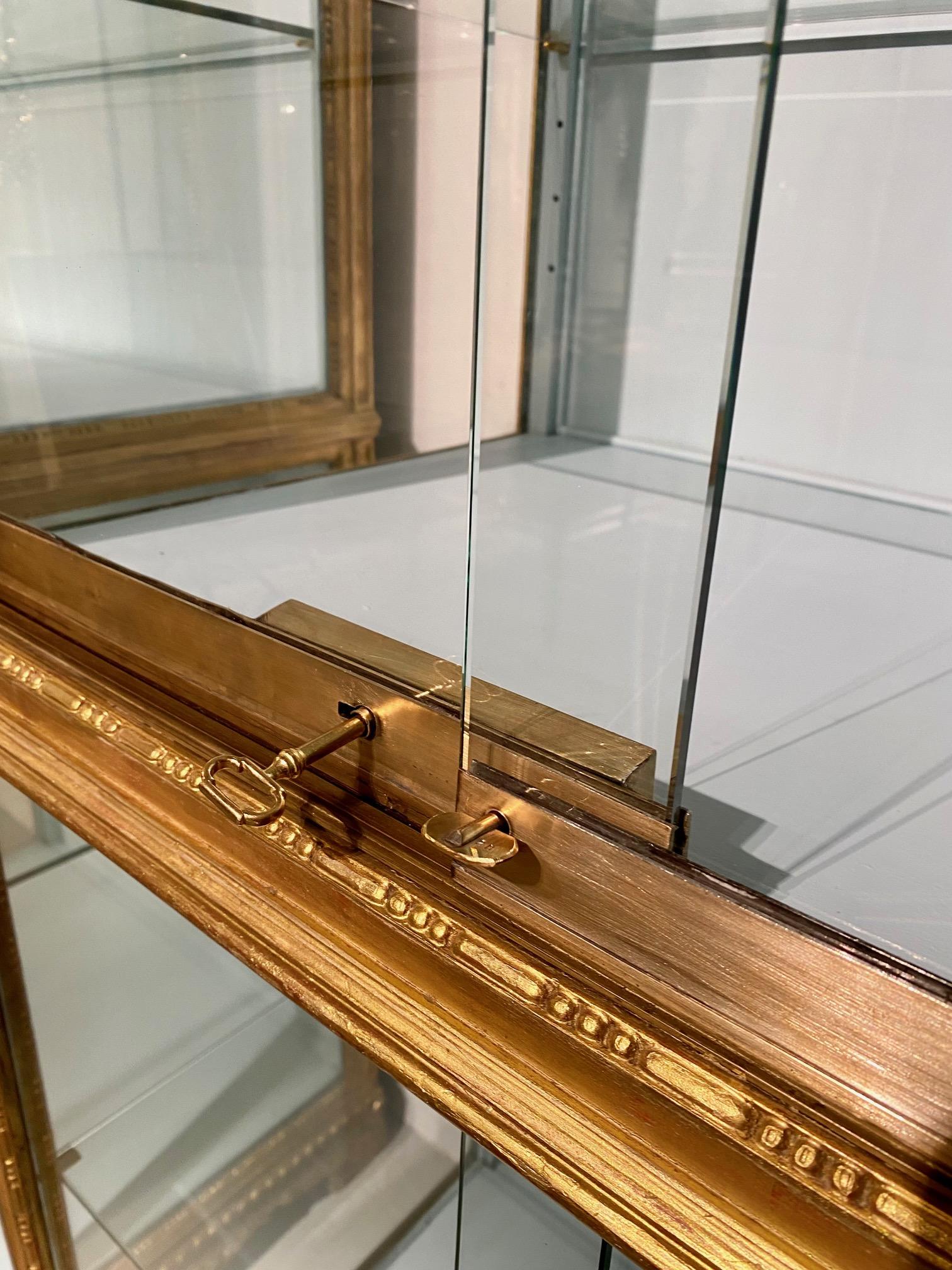 Pair 19th century  Regence style vitrines in gilded wood. in vendita 2