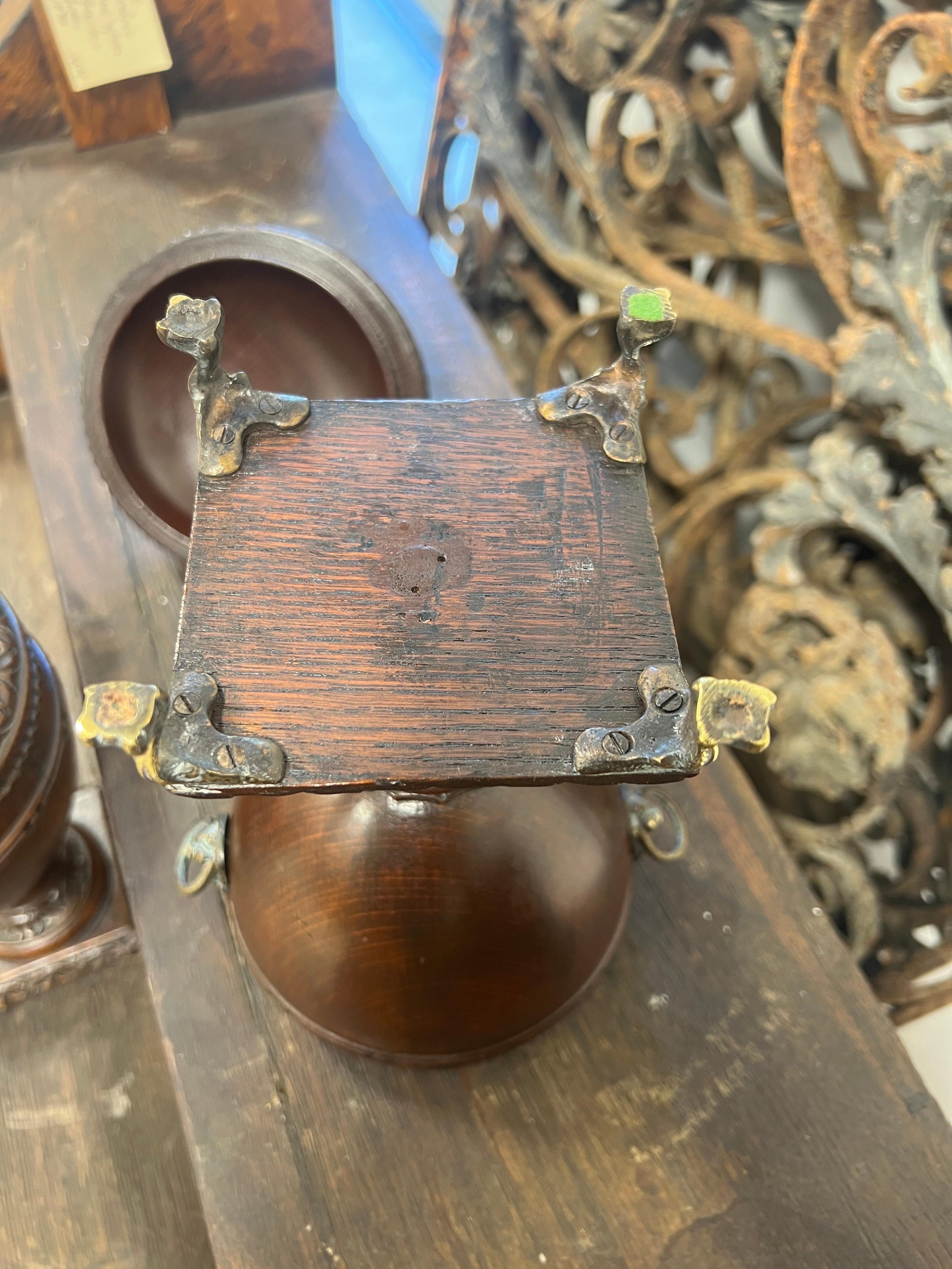 Paire d'urnes en chêne à couvercle monté sur un lion en laiton de style Régence du 19e siècle en vente 2